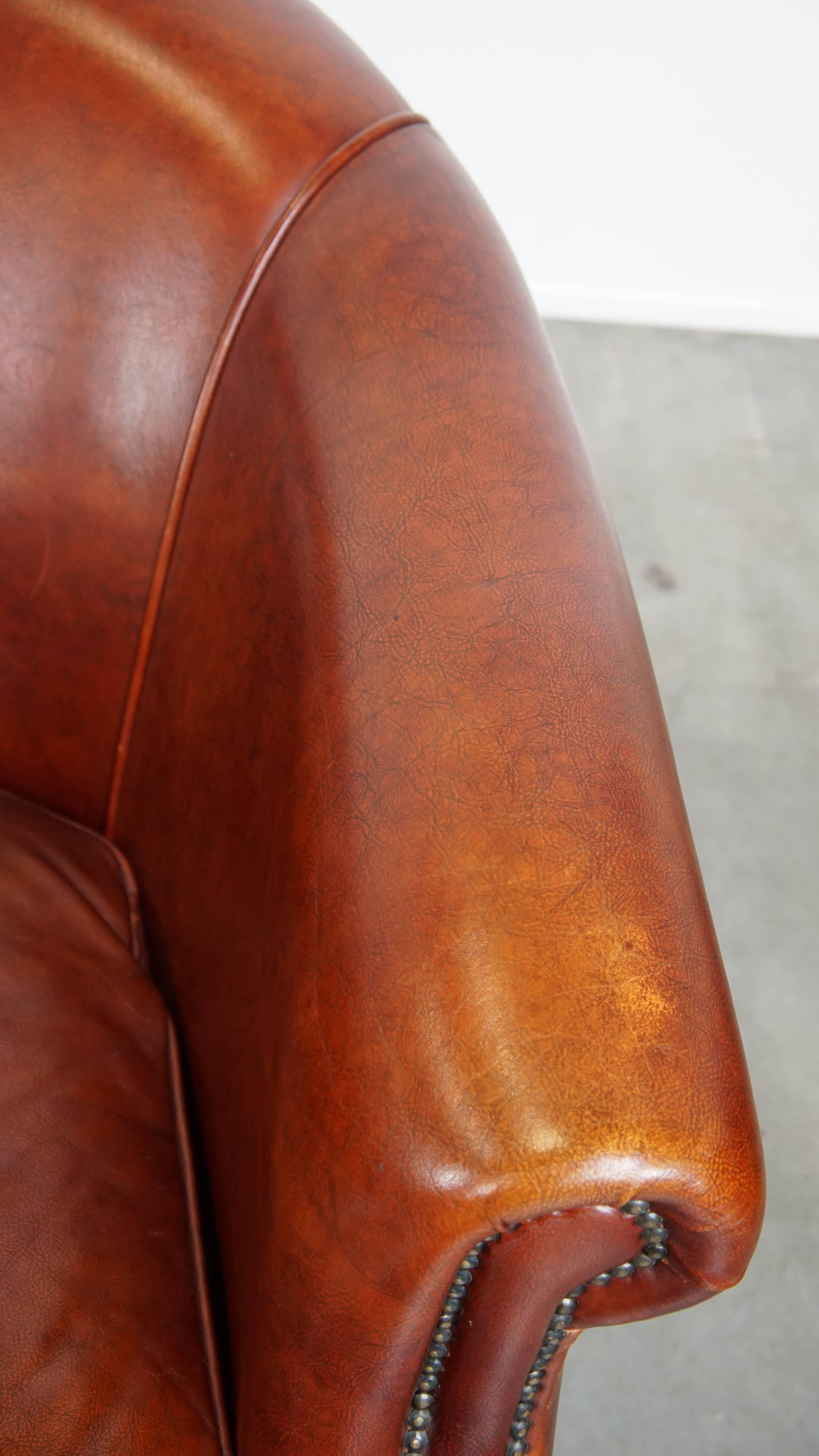Ensemble de 2 magnifiques fauteuils club en cuir de vache de couleur cognac en vente 2