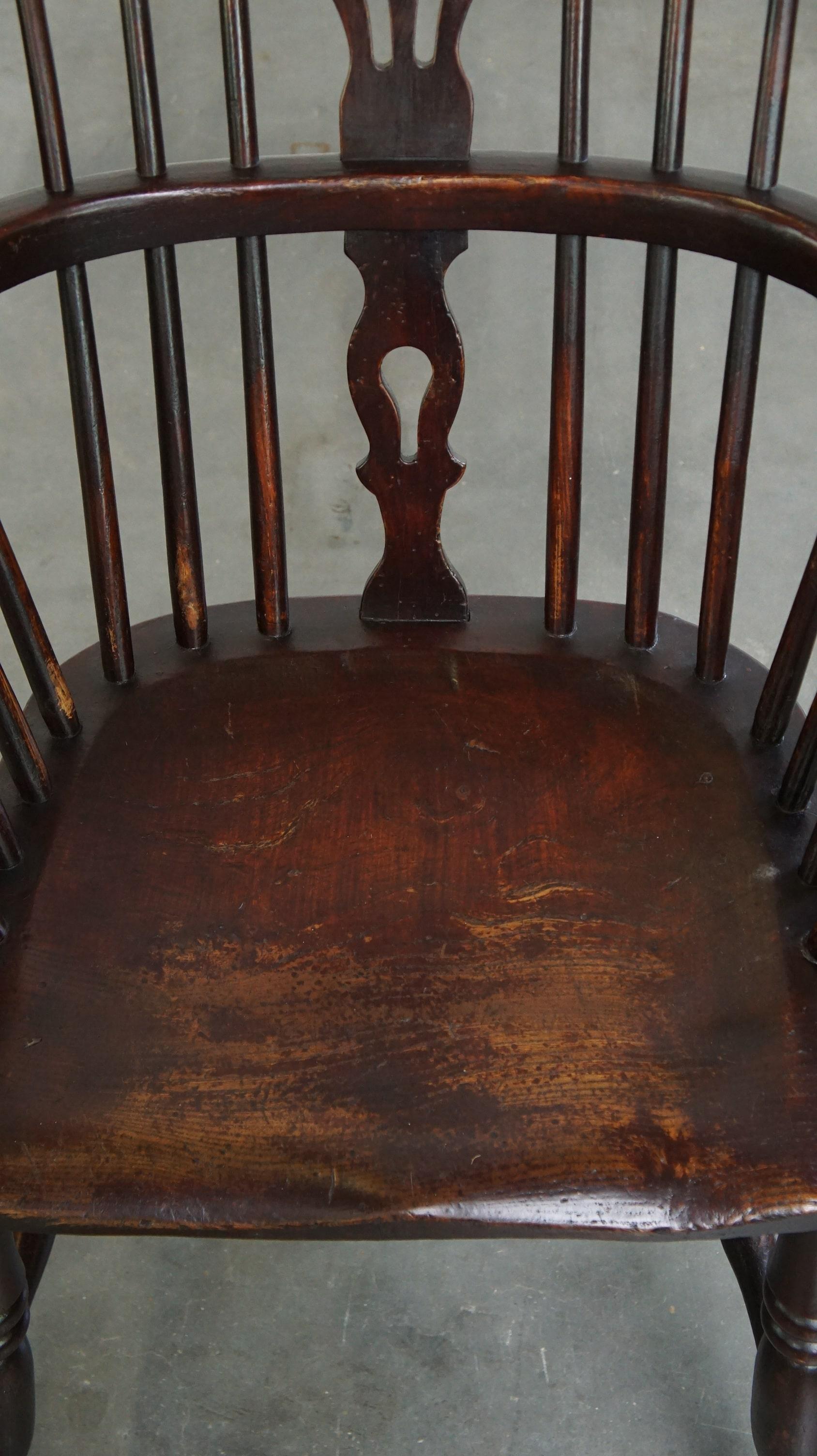 Ensemble de 2 magnifiques chaises/chaises de salle à manger anglaises anciennes à dossier bas Windsor Bon état - En vente à Harderwijk, NL