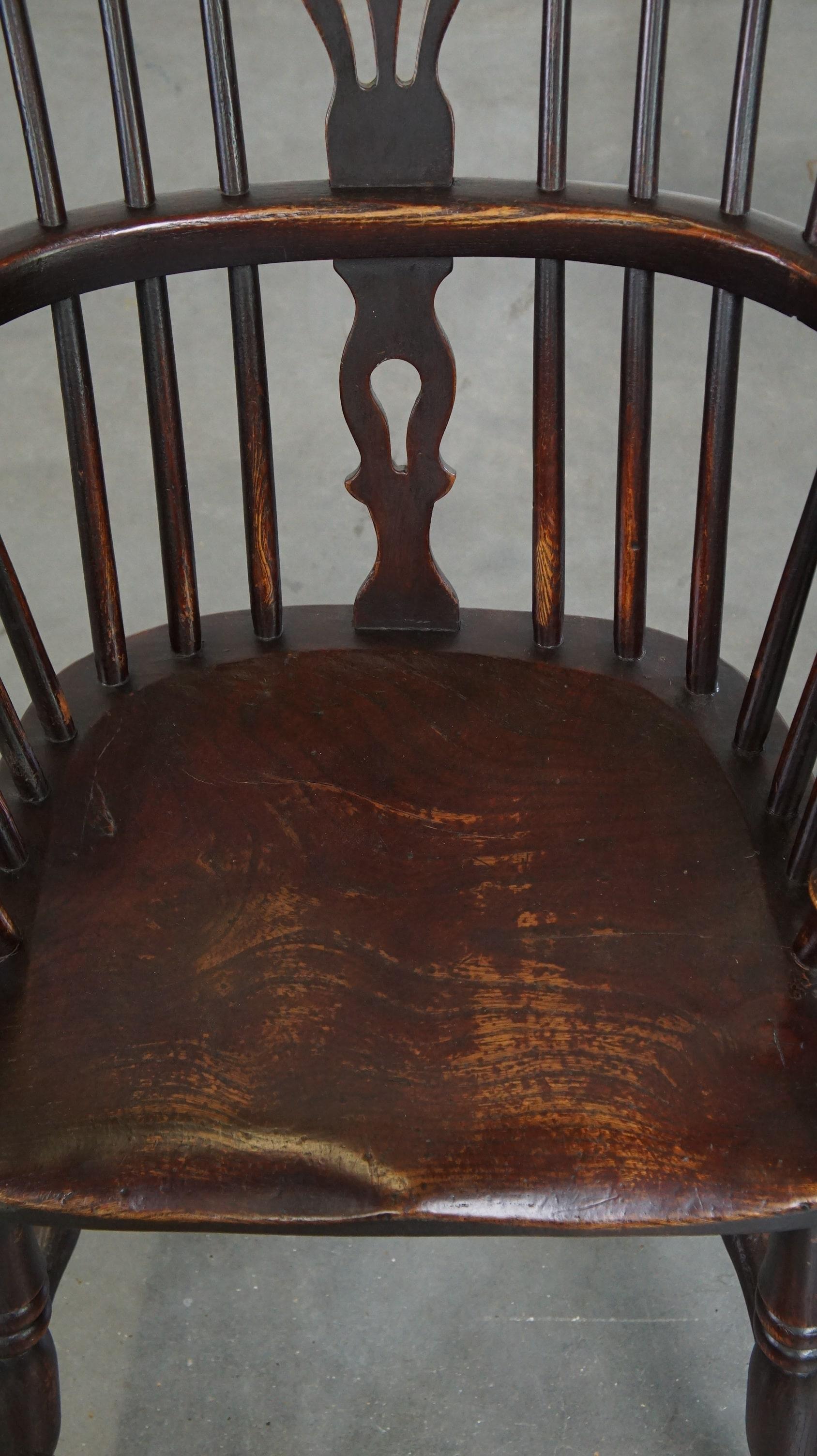 XIXe siècle Ensemble de 2 magnifiques chaises/chaises de salle à manger anglaises anciennes à dossier bas Windsor en vente