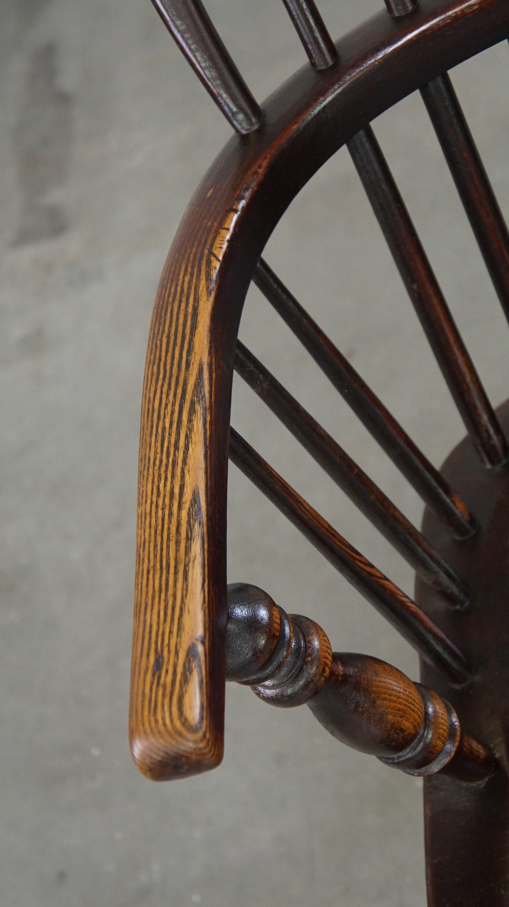 Bois Ensemble de 2 magnifiques chaises/chaises de salle à manger anglaises anciennes à dossier bas Windsor en vente