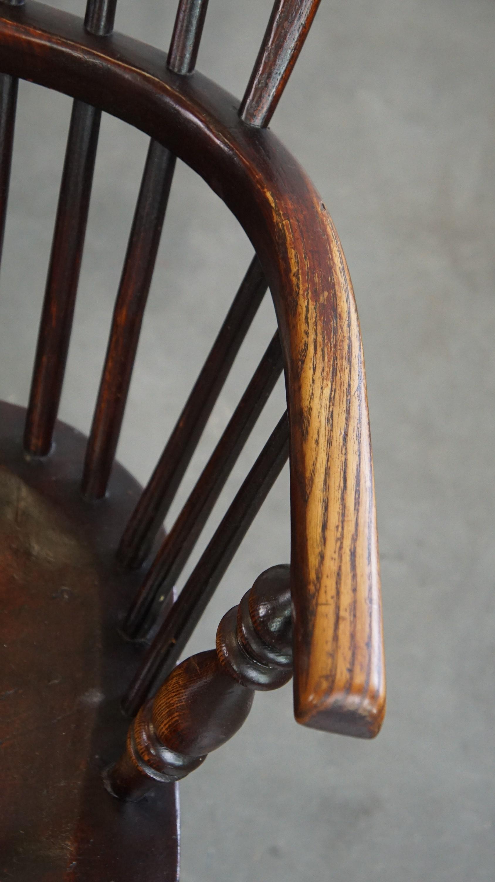 Ensemble de 2 magnifiques chaises/chaises de salle à manger anglaises anciennes à dossier bas Windsor en vente 2