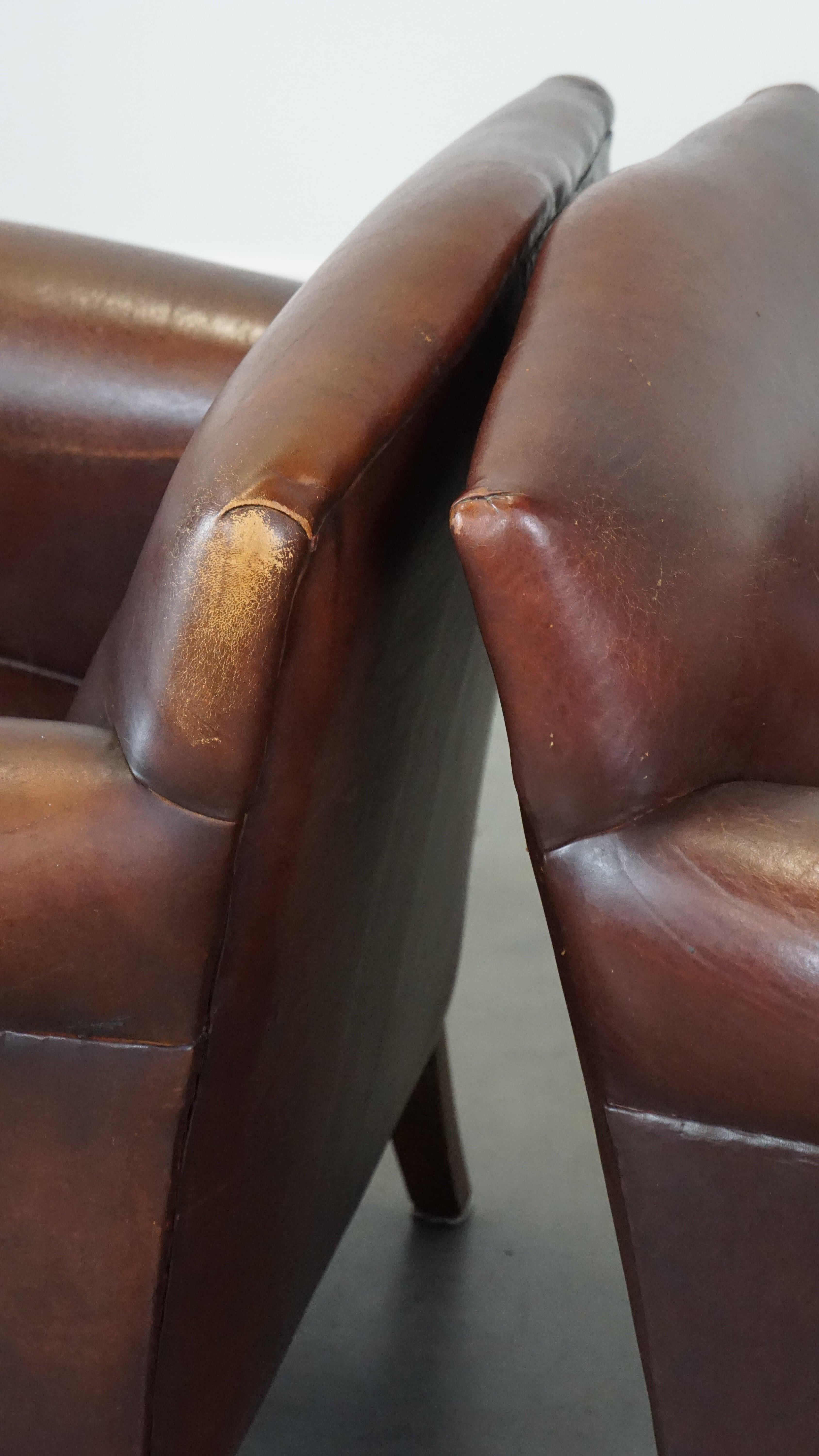 Set di 2 bellissime poltrone di design finemente rifinite e realizzate in pelle di pecora in vendita 4