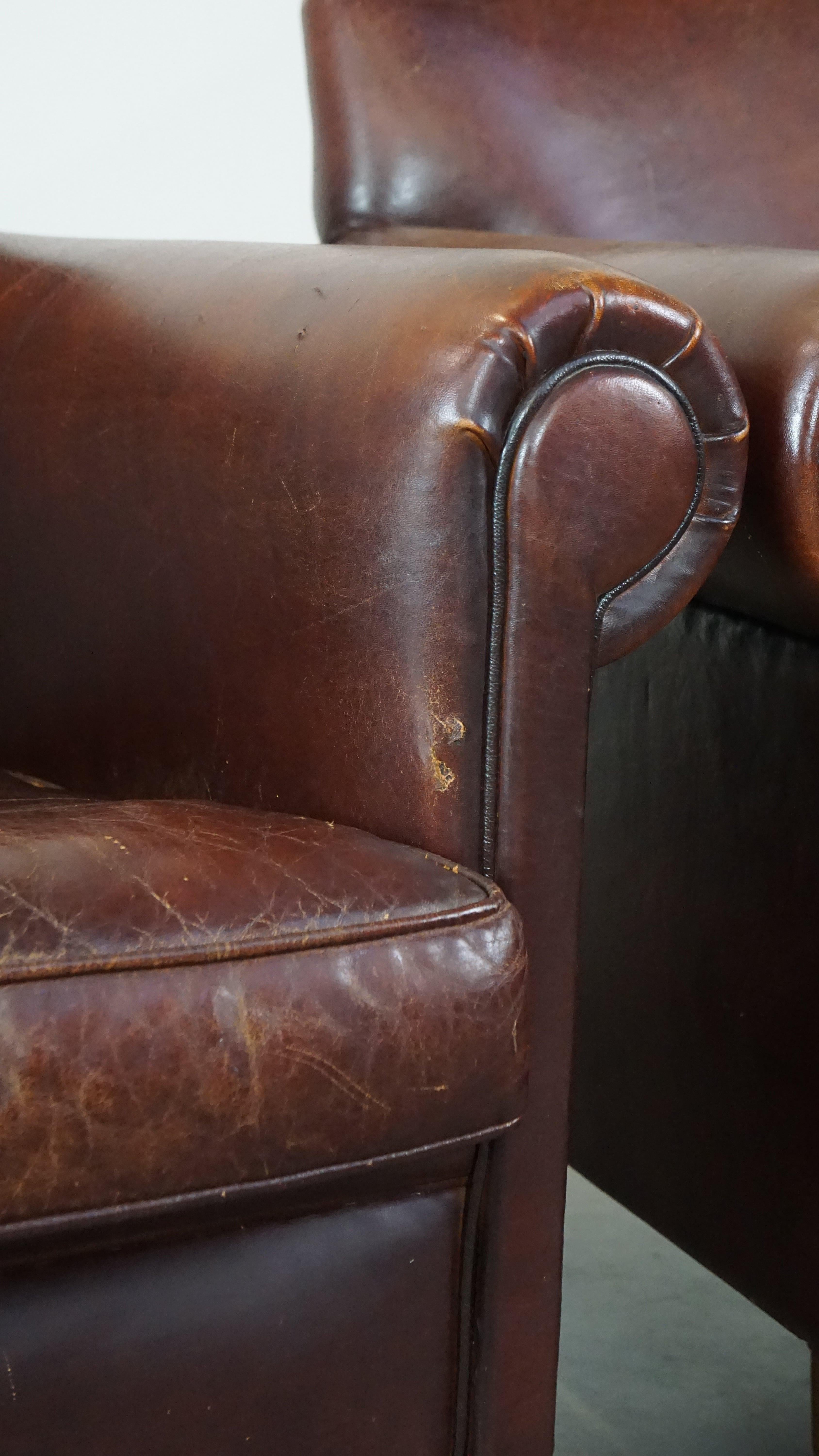 Set di 2 bellissime poltrone di design finemente rifinite e realizzate in pelle di pecora in vendita 7