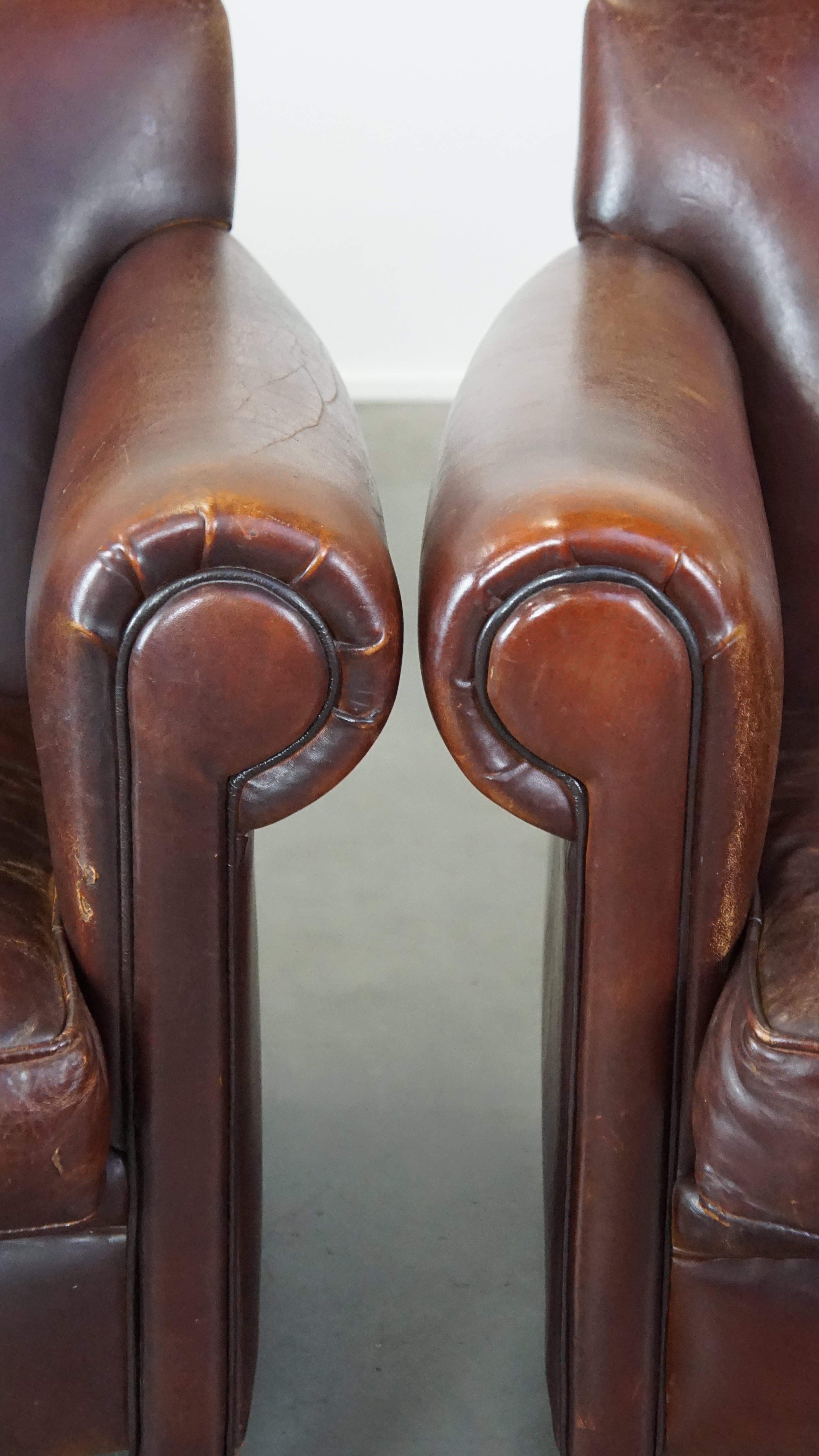 Set di 2 bellissime poltrone di design finemente rifinite e realizzate in pelle di pecora in vendita 8