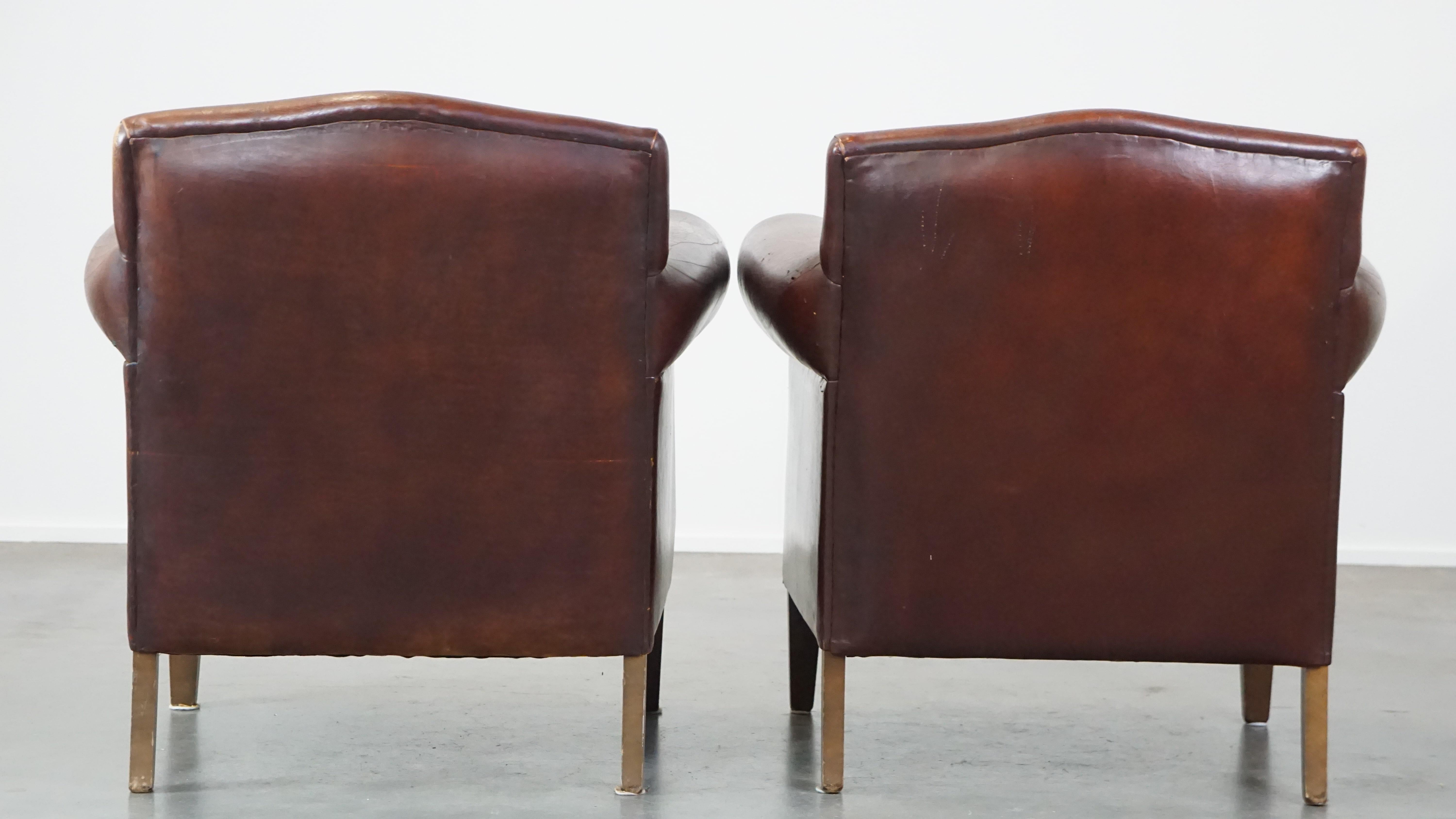 Fatto a mano Set di 2 bellissime poltrone di design finemente rifinite e realizzate in pelle di pecora in vendita