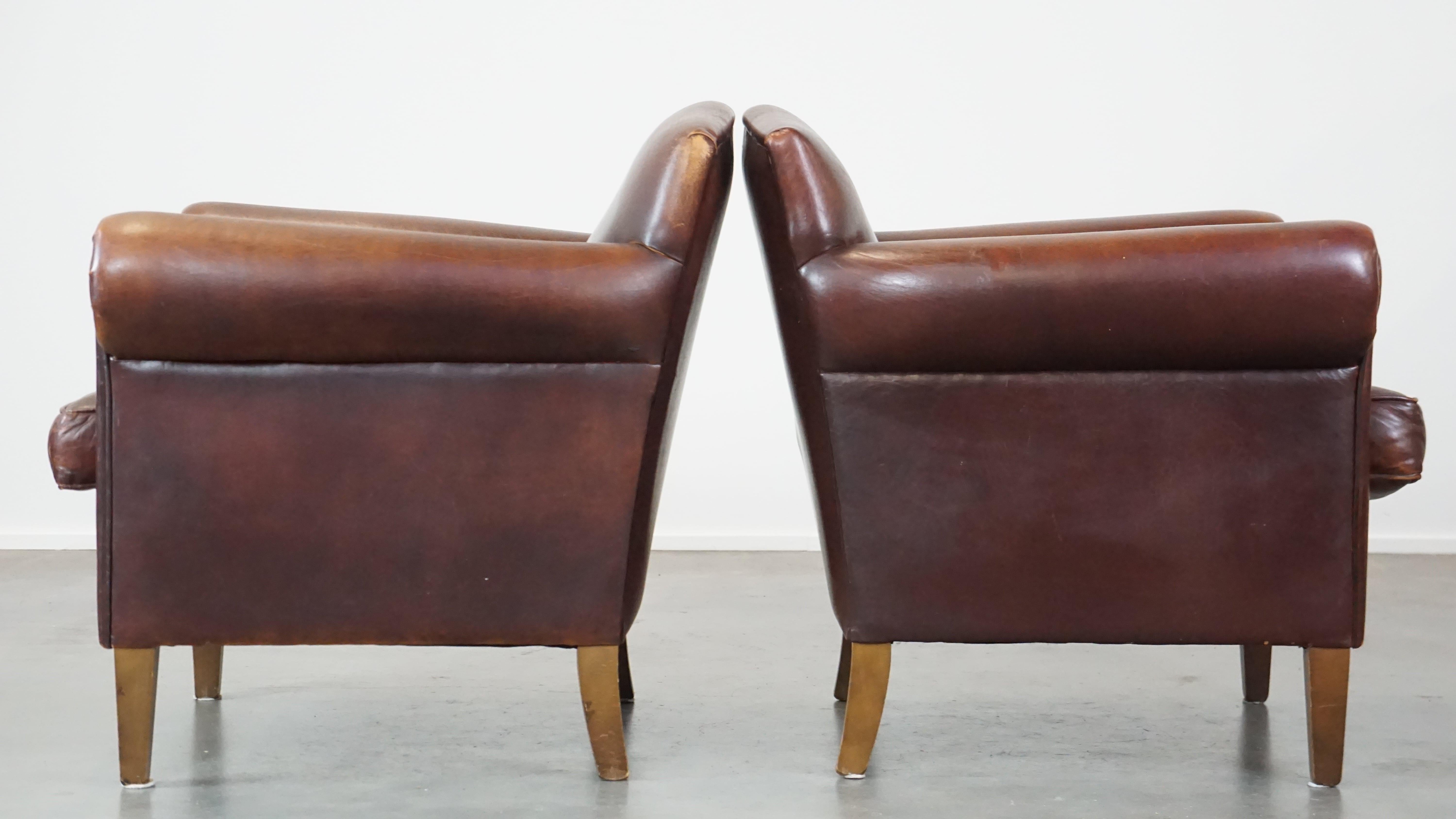 Set di 2 bellissime poltrone di design finemente rifinite e realizzate in pelle di pecora In condizioni buone in vendita a Harderwijk, NL