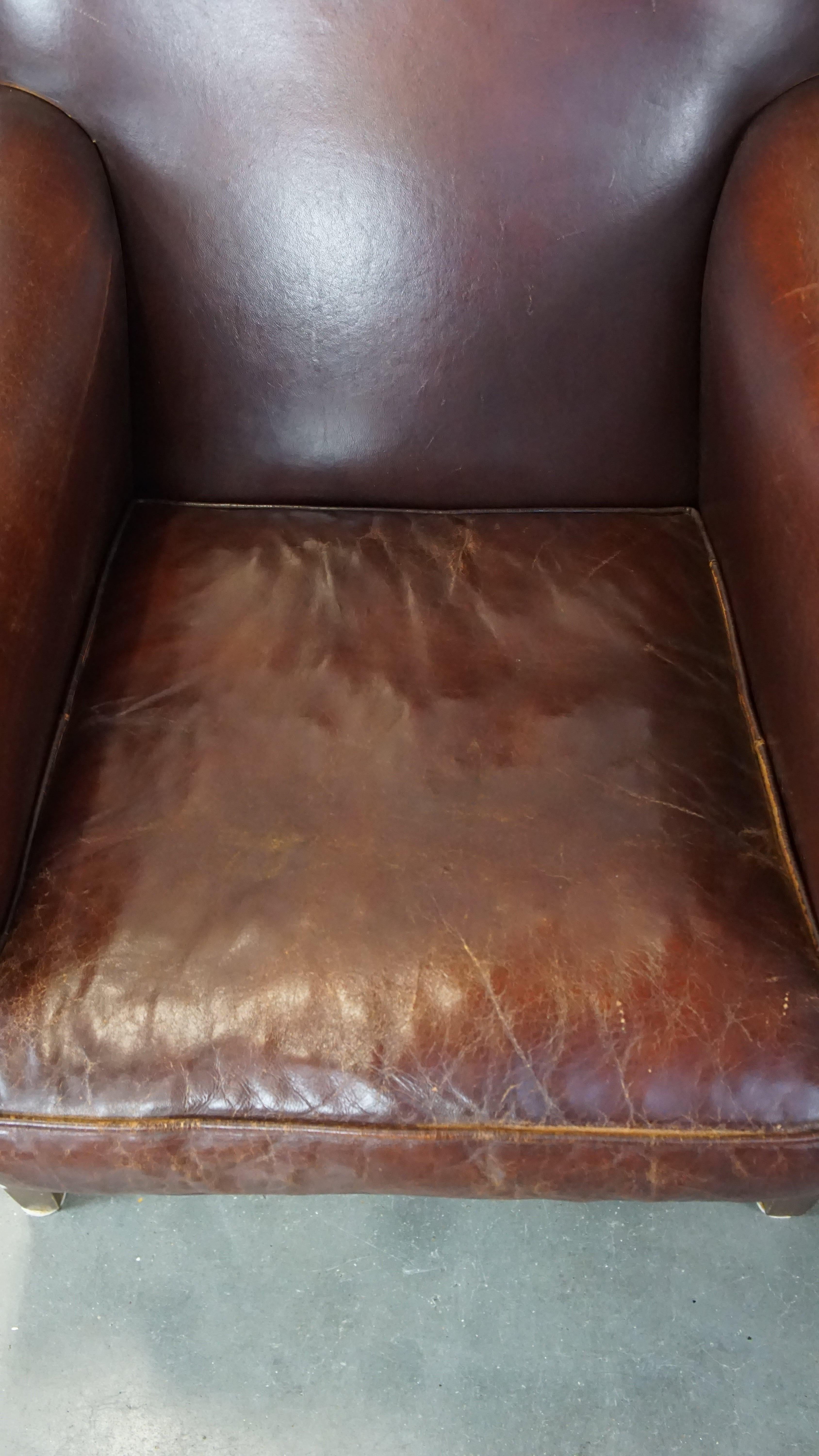 Montone Set di 2 bellissime poltrone di design finemente rifinite e realizzate in pelle di pecora in vendita