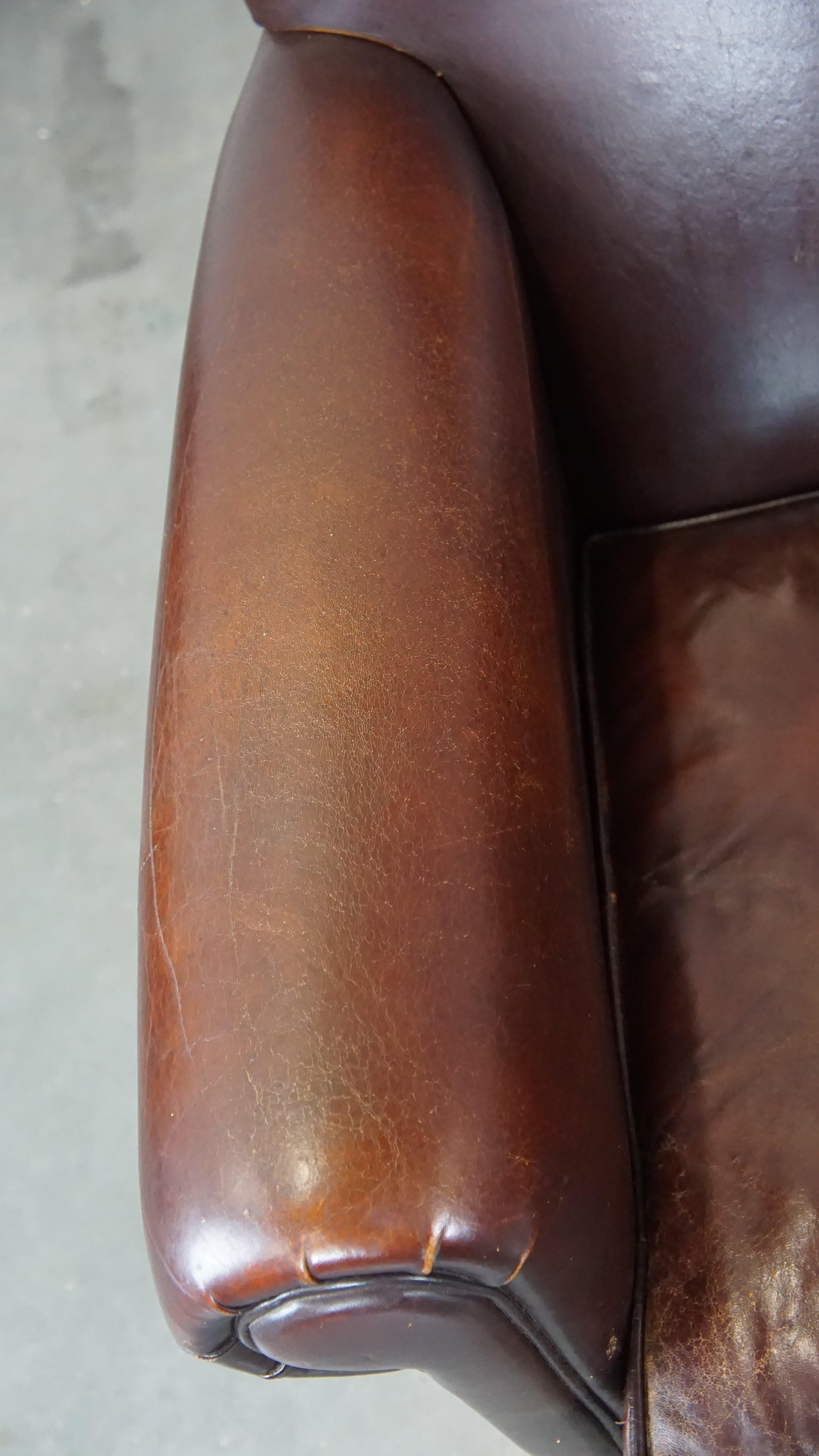 Set di 2 bellissime poltrone di design finemente rifinite e realizzate in pelle di pecora in vendita 1