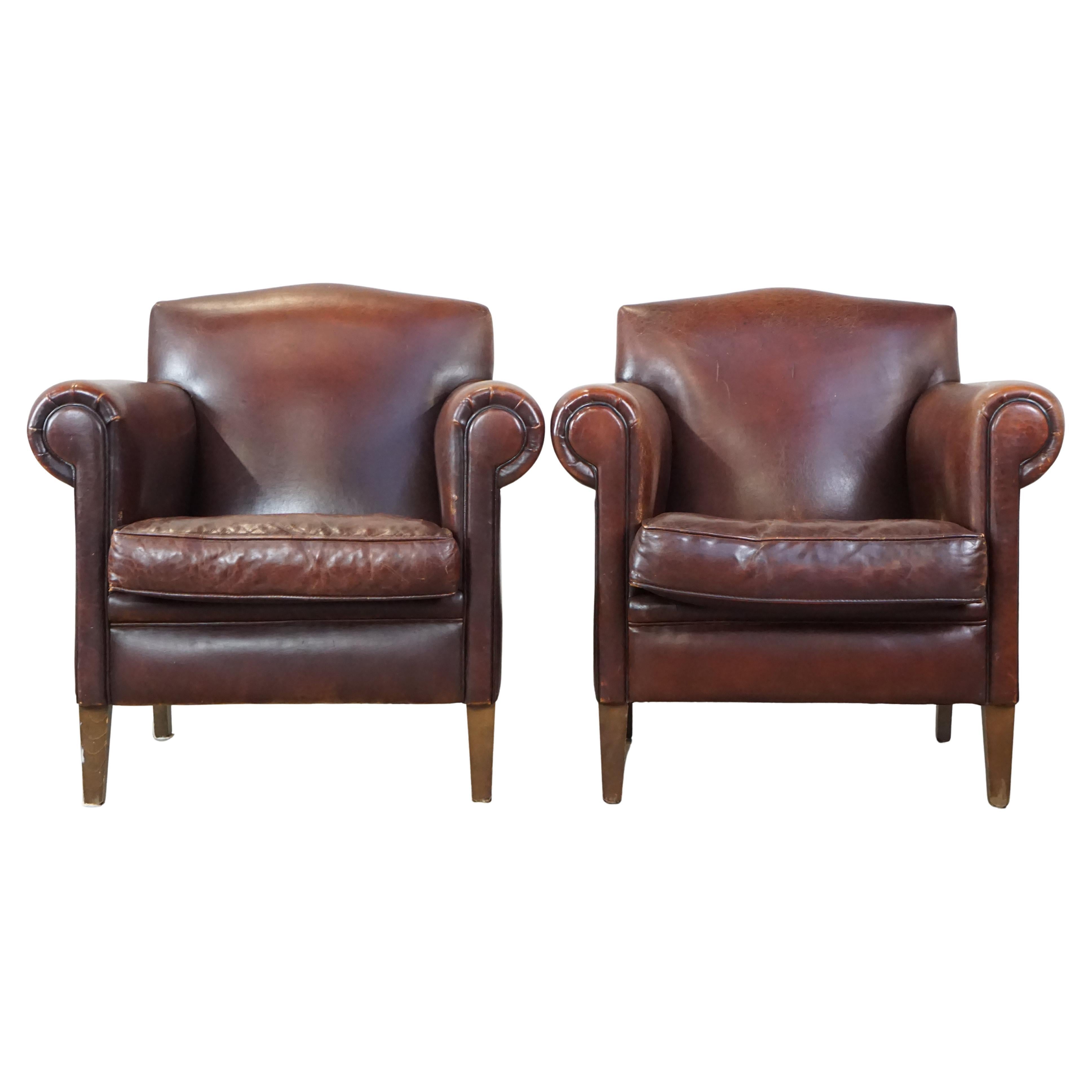 Set di 2 bellissime poltrone di design finemente rifinite e realizzate in pelle di pecora in vendita