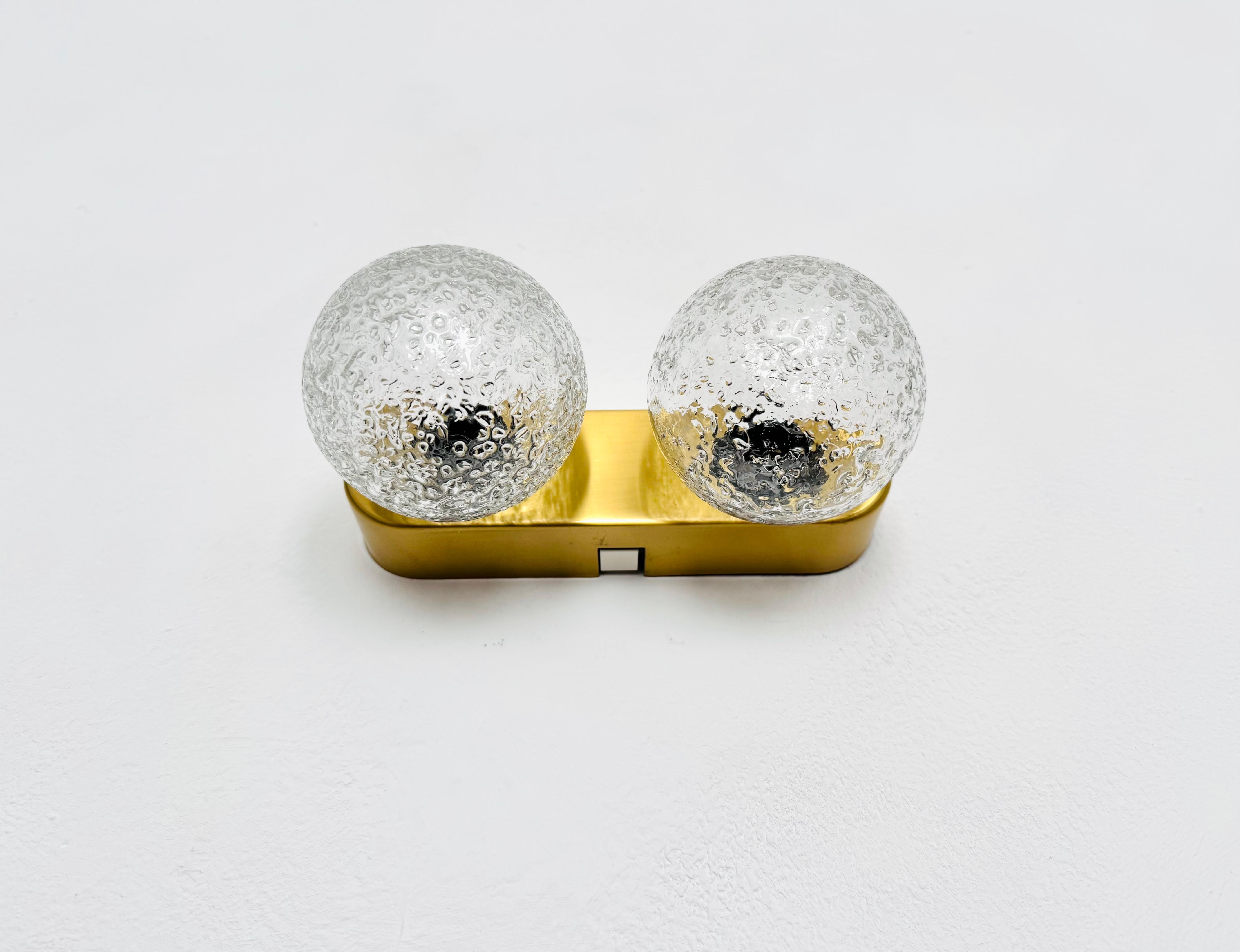 Preciosos apliques de cristal helado de los años 60.
Las gafas especiales crean un gran juego de luces.
Mano de obra de alta calidad.

Fabricante: Doria

Las lámparas tienen un interruptor integrado.

Estado:

Muy buen estado vintage con ligeros