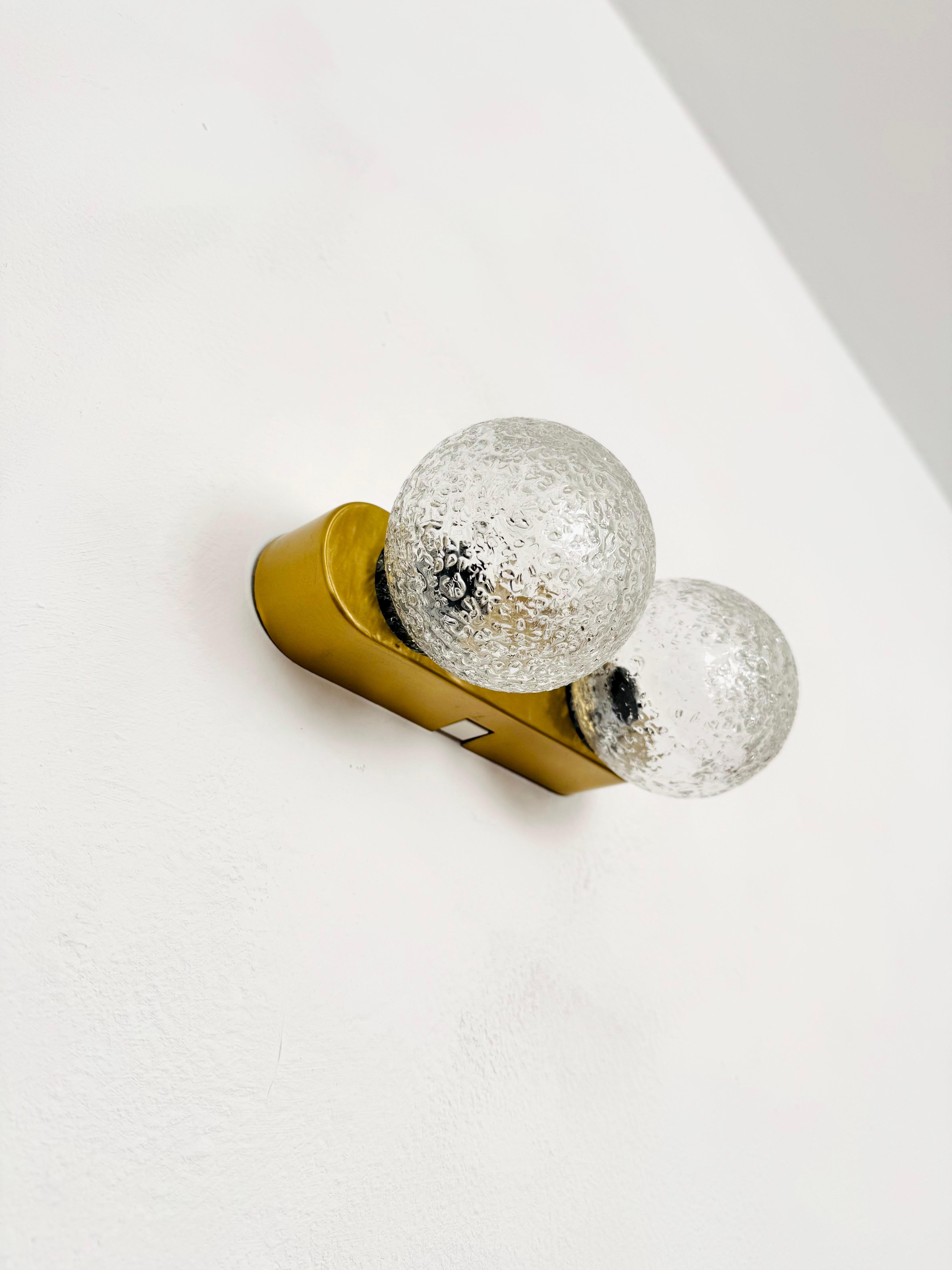 Juego de 2 preciosas lámparas de pared de cristal Ice de Doria Alemán en venta
