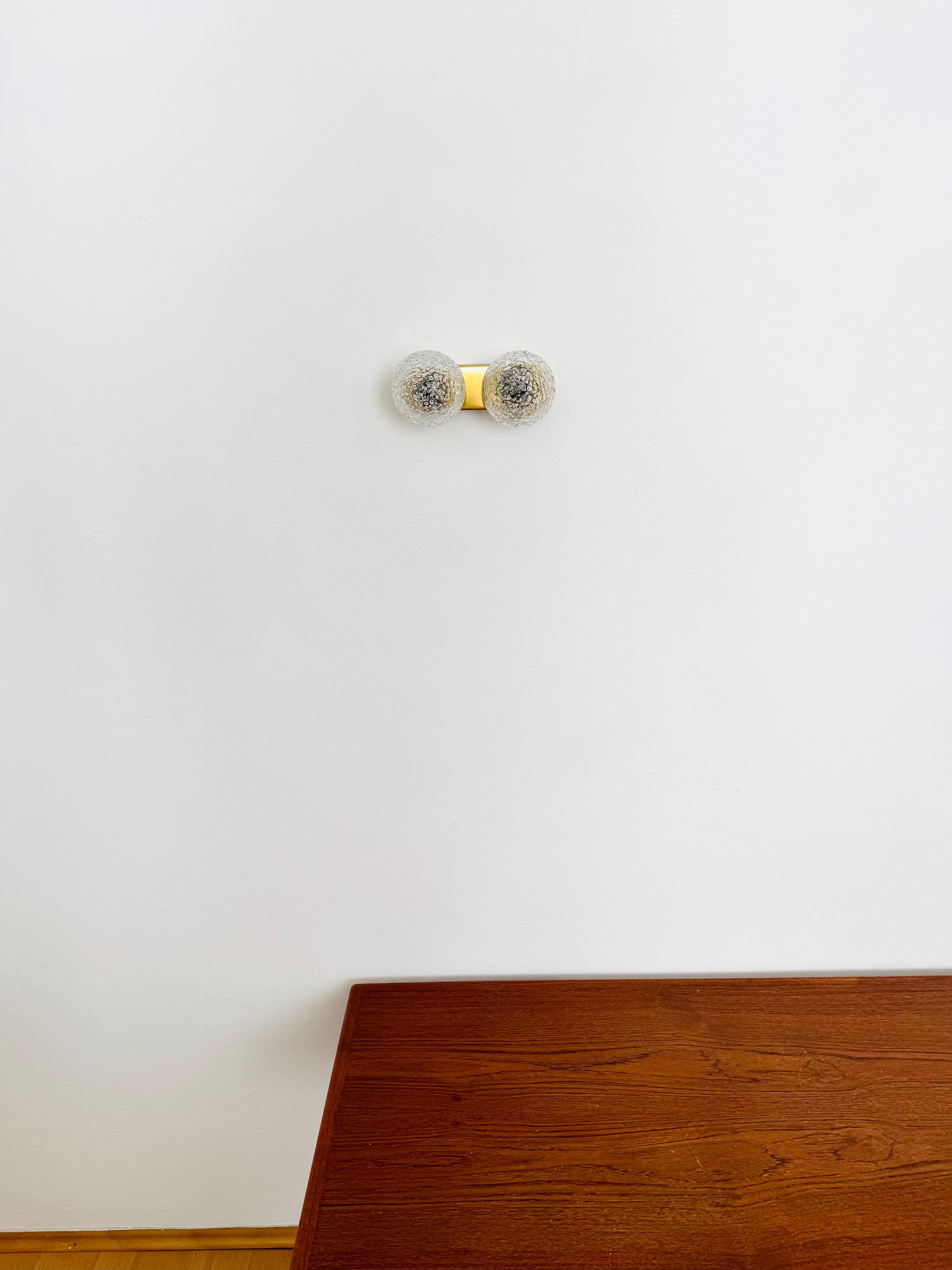 Juego de 2 preciosas lámparas de pared de cristal Ice de Doria mediados del siglo XX en venta