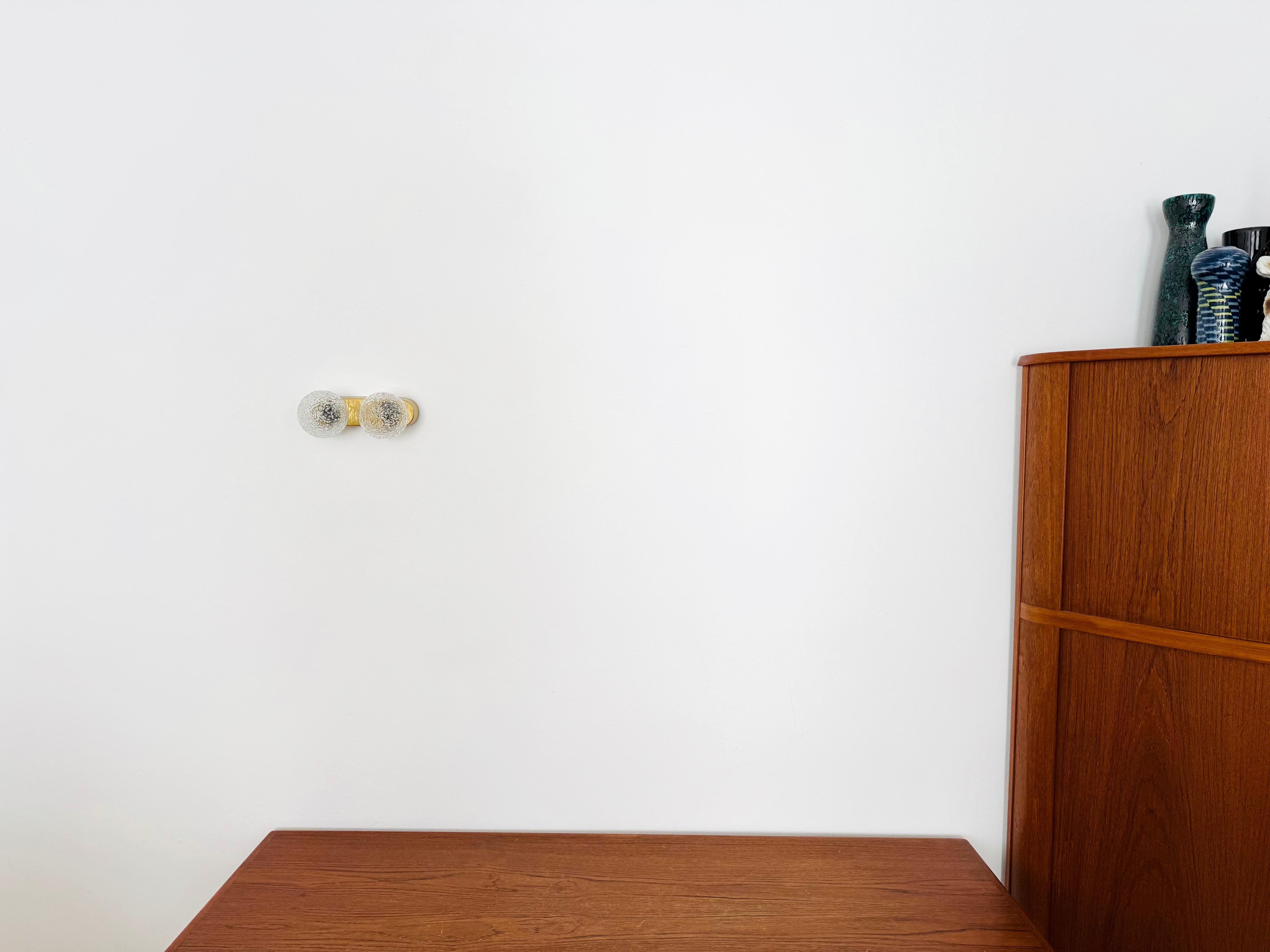 Juego de 2 preciosas lámparas de pared de cristal Ice de Doria Metal en venta