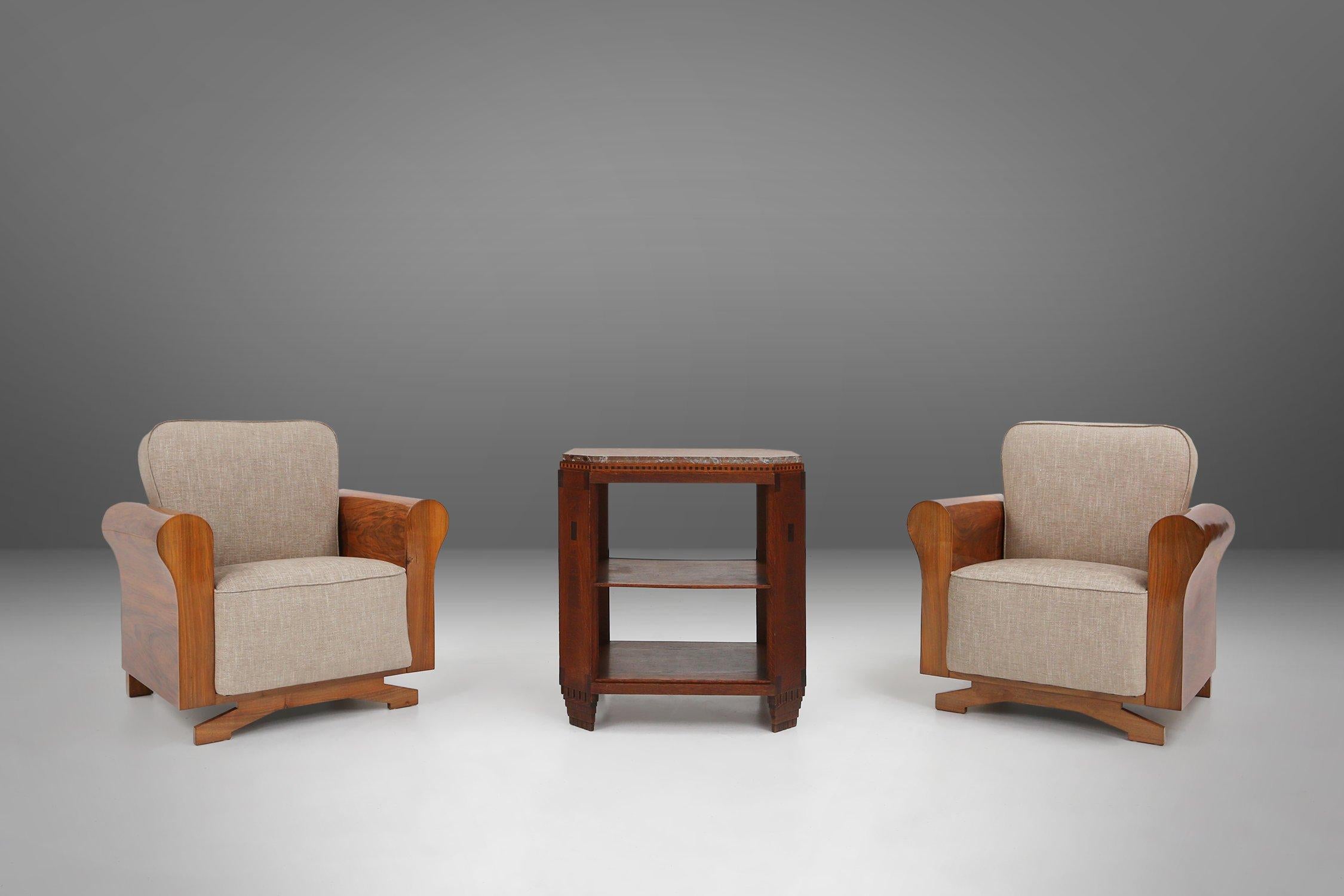 Francia / 1930 / juego de 2 sillones / chapa de nogal y tapicería gris / Art Decó

Un par de sillones Art Déco muy elegantes y extremadamente bien hechos, fabricados en Francia en la década de 1930. Fabricados con los mejores materiales y atención