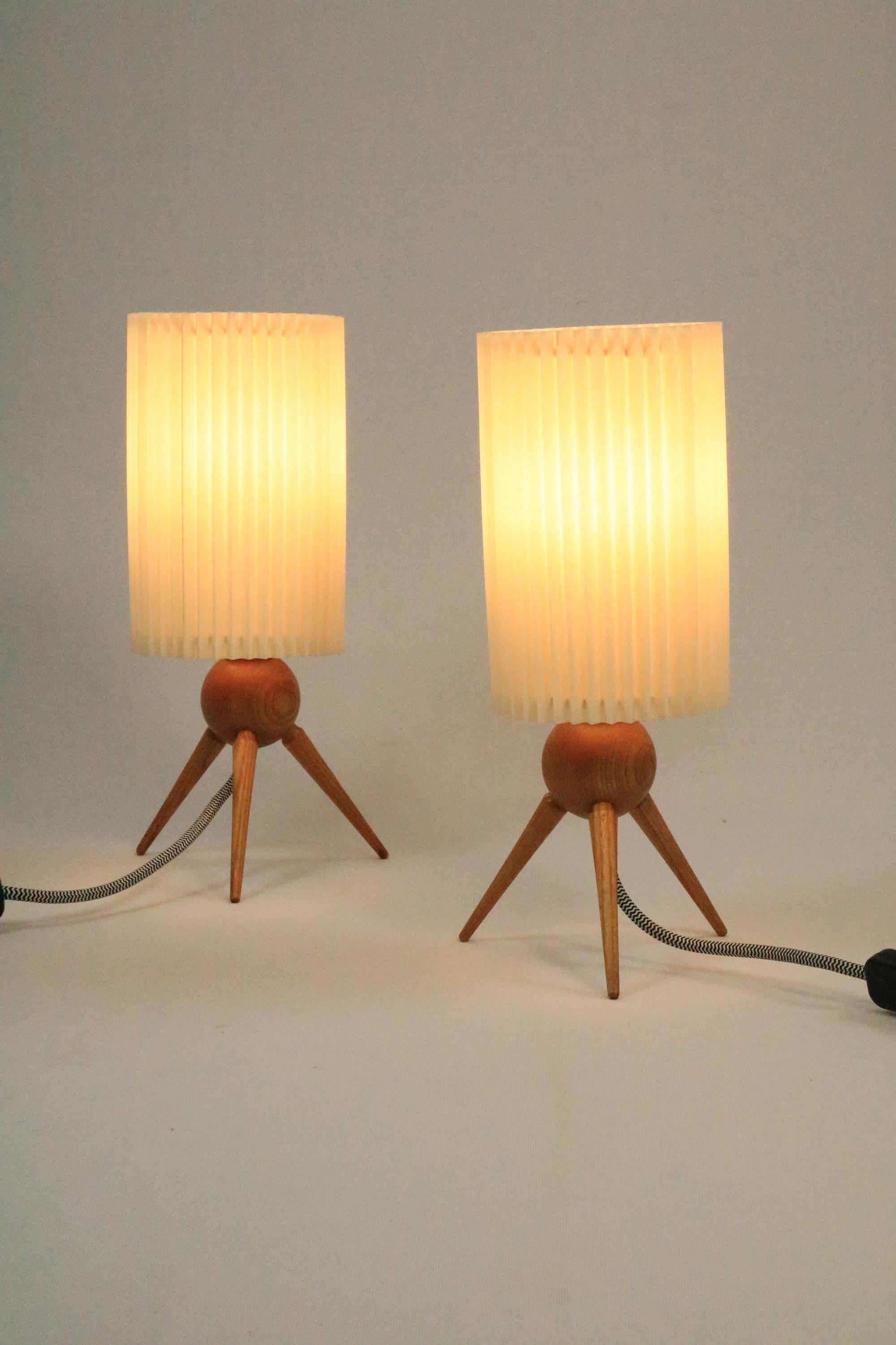 Set of 2 Beautiful Small Table Lamps, Germany, Tripod, 1950s In Good Condition For Sale In Berlin, BE