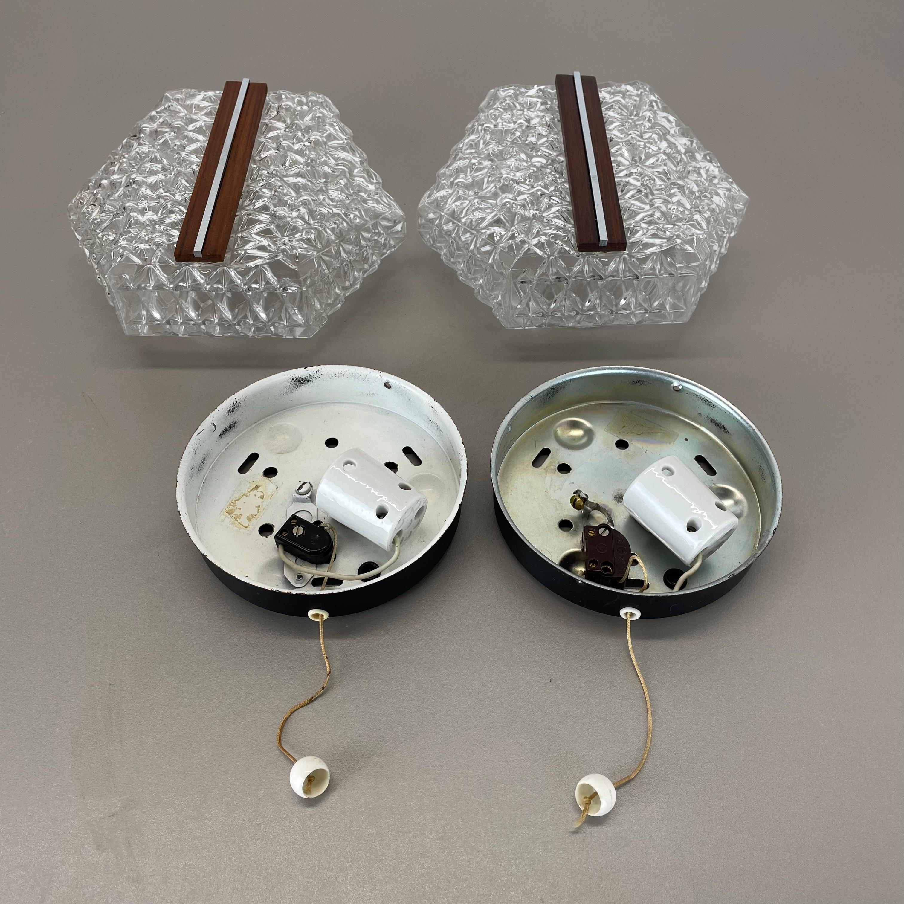 set of 2 beautiful textured glass and teak Wall Light Sconce, Germany, 1970s For Sale 4