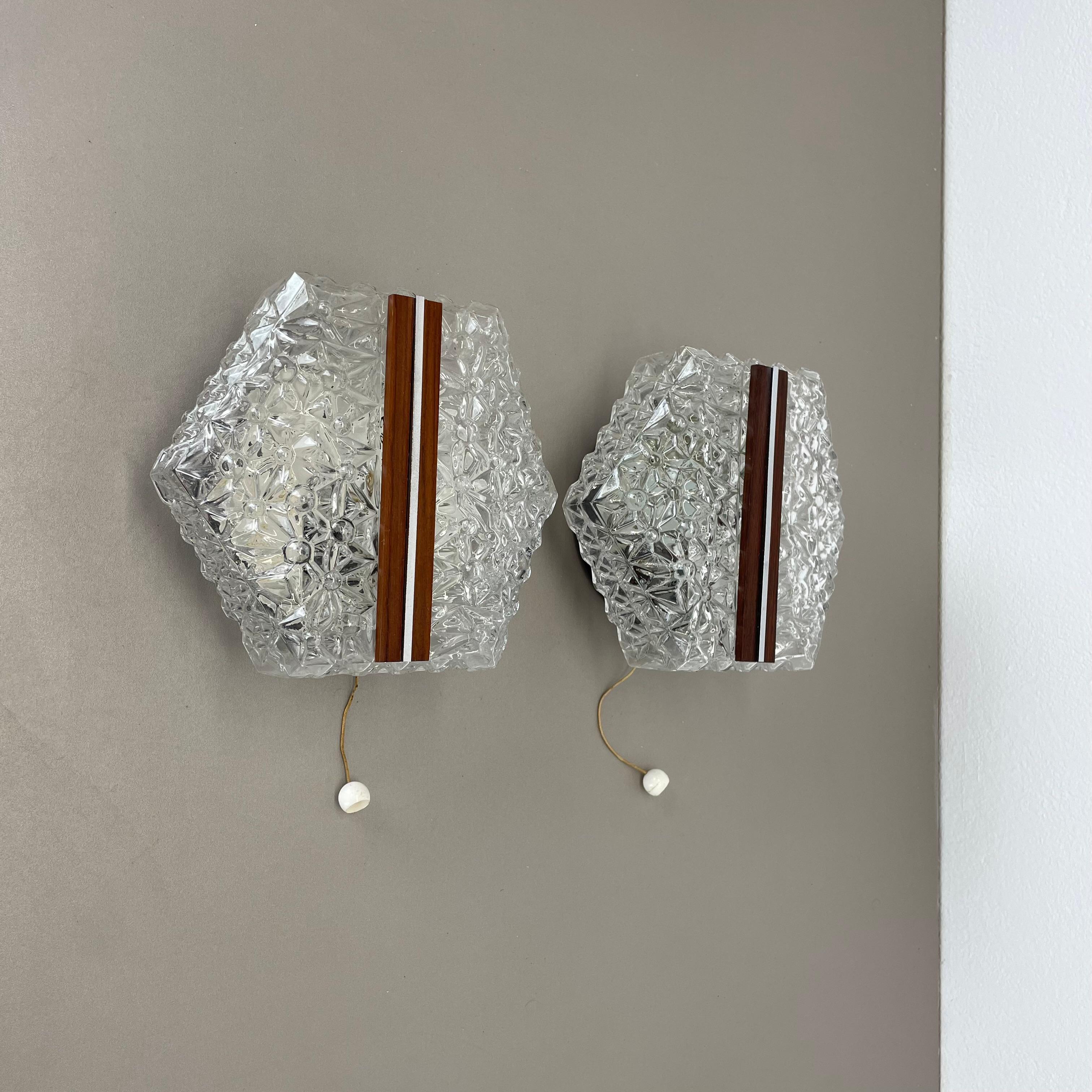 Article:

set of 2 Wall light sconce


Origin:

Germany



Age:

1970s



This original modernist wall light set was produced in Germany in the 1970s. It is made from glass and has a metal wall fixation. The lights have a fantastic abstract and
