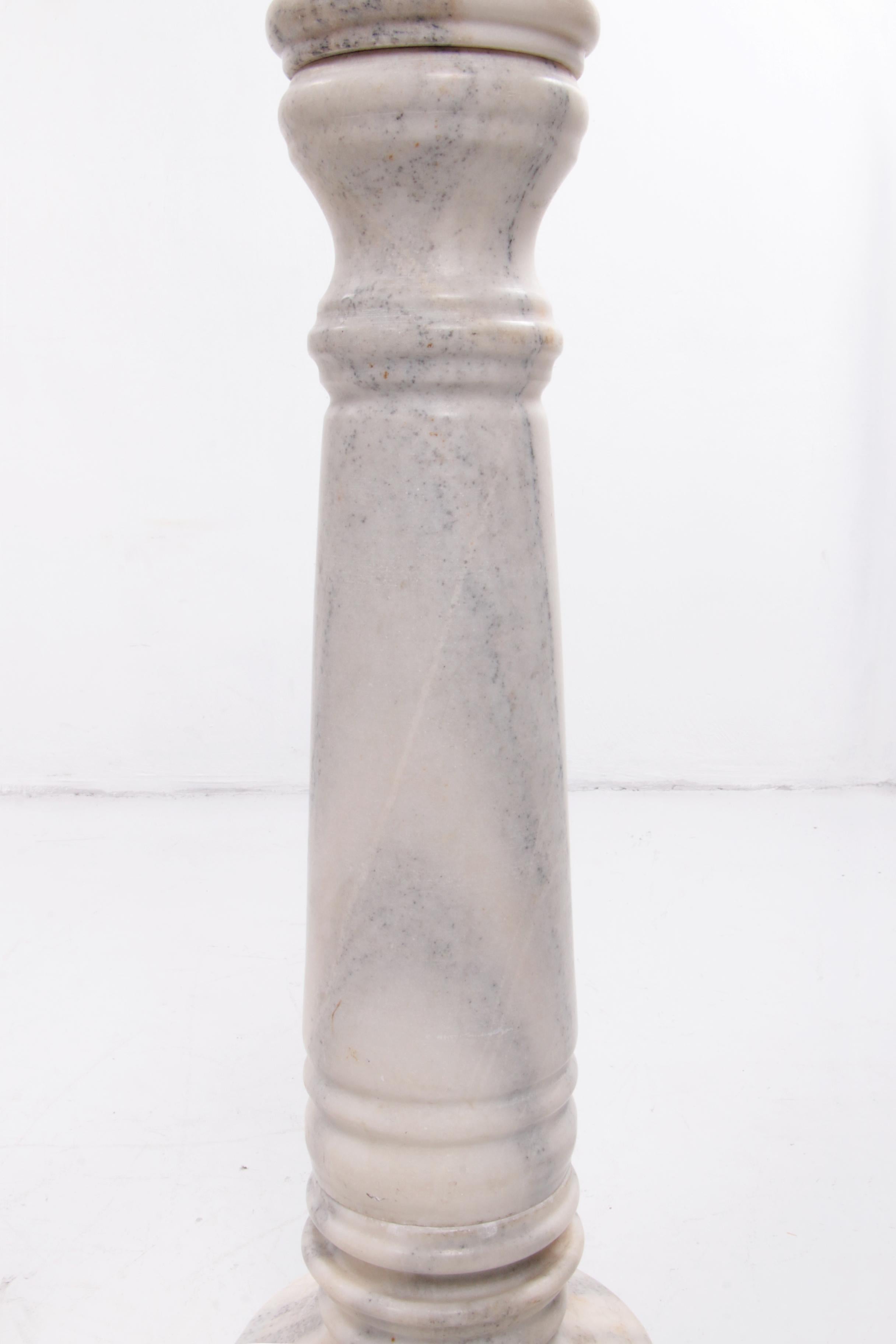 Set of 2 Beautiful White Grey Veined Marble Pedestals, France, 1920 For Sale 6