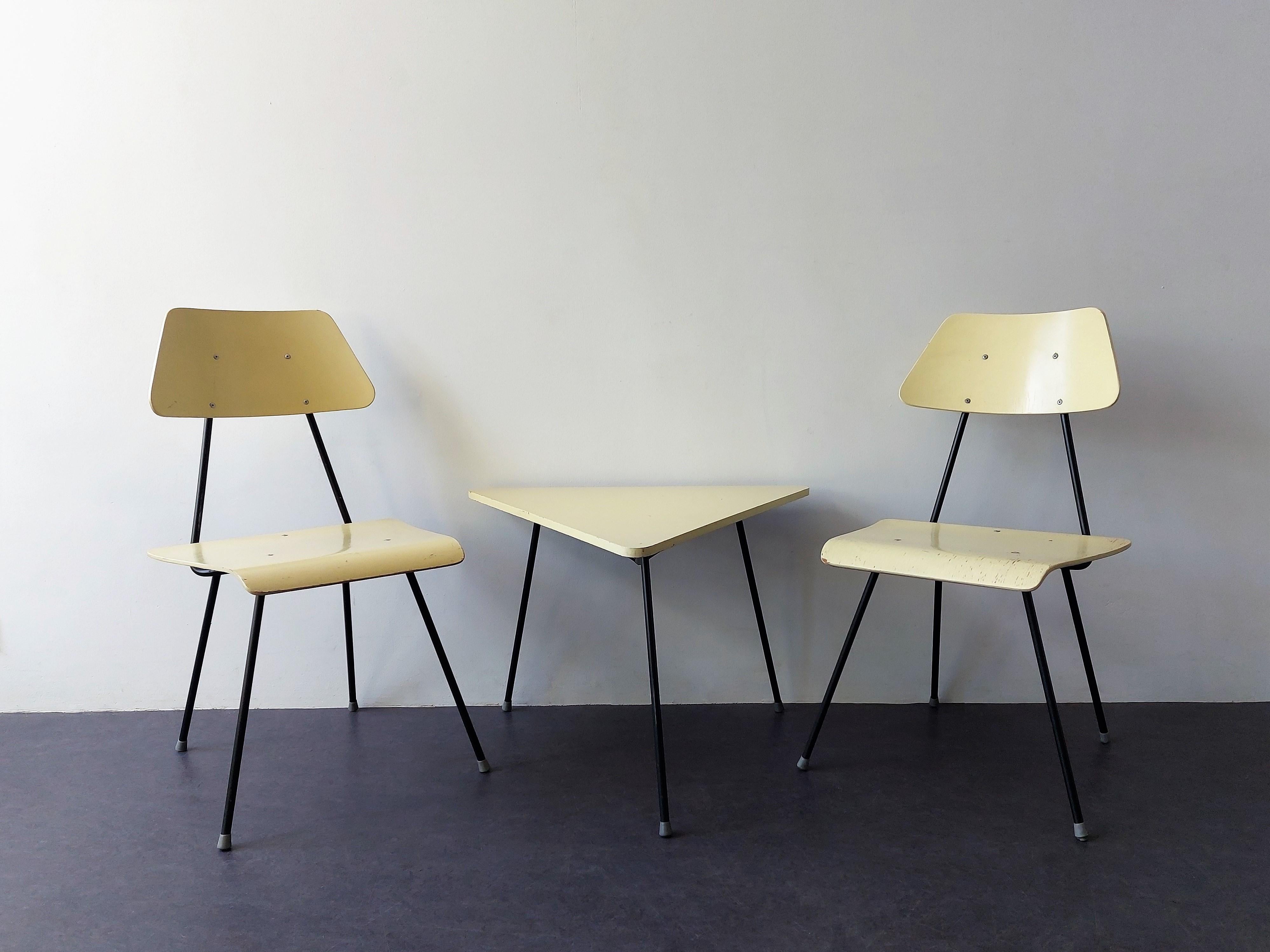 Ces chaises et tables latérales rares ont été fabriquées pour l'ancien et célèbre fabricant de lits néerlandais DICO dans les années 1950. Il est très probable qu'il s'agisse également d'un dessin de Rob Parry, car il présente le même style élégant,