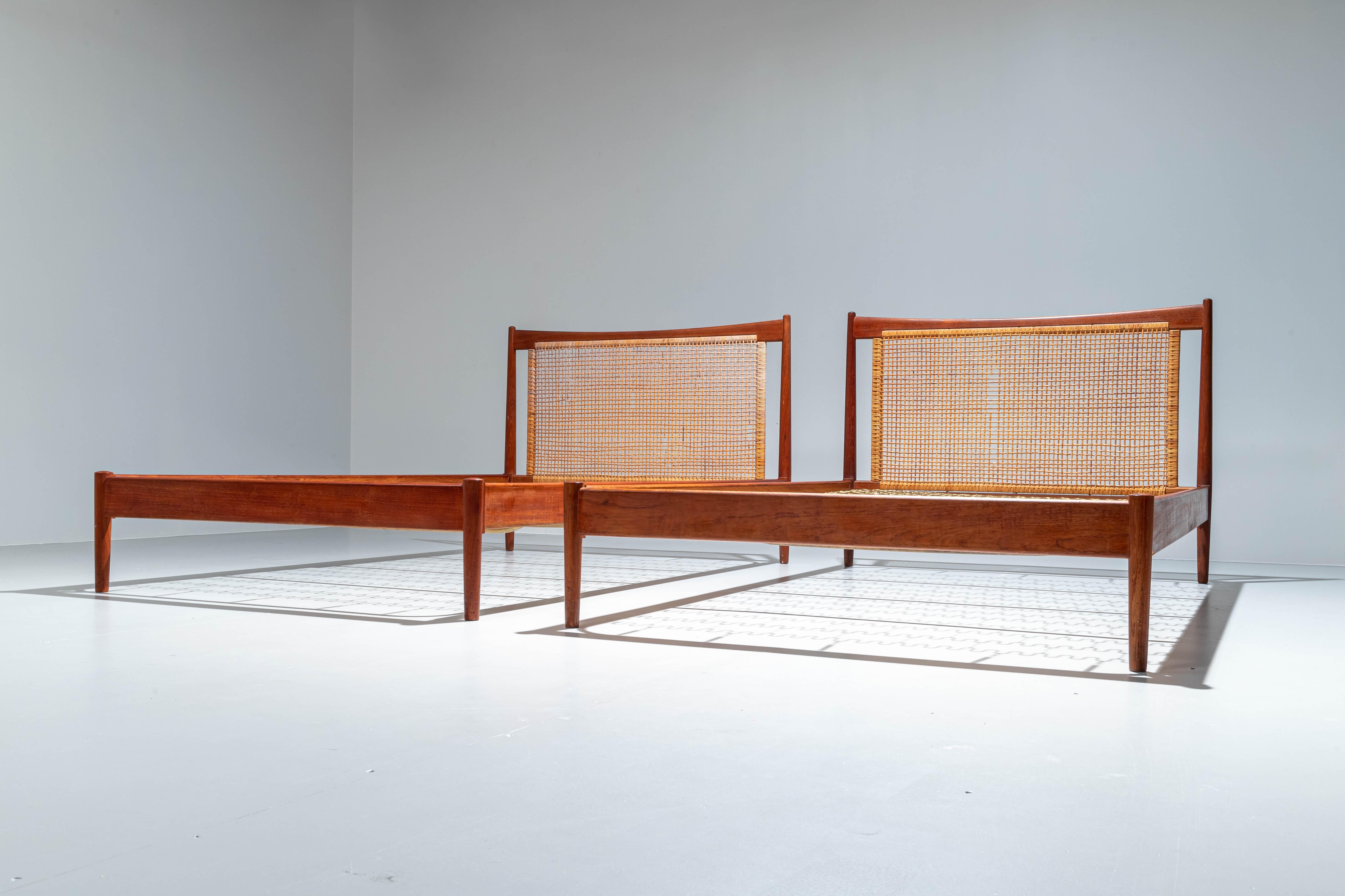 Set of two beds in Teak and Rattan by Børge Mogensen for Søborg Møbelfabrik, Denmark, 1960’s.

Beds: we all need them! We spend important hours in them. Why not sleep in a Børge Mogensen? The combination of organic materials like teak and rattan