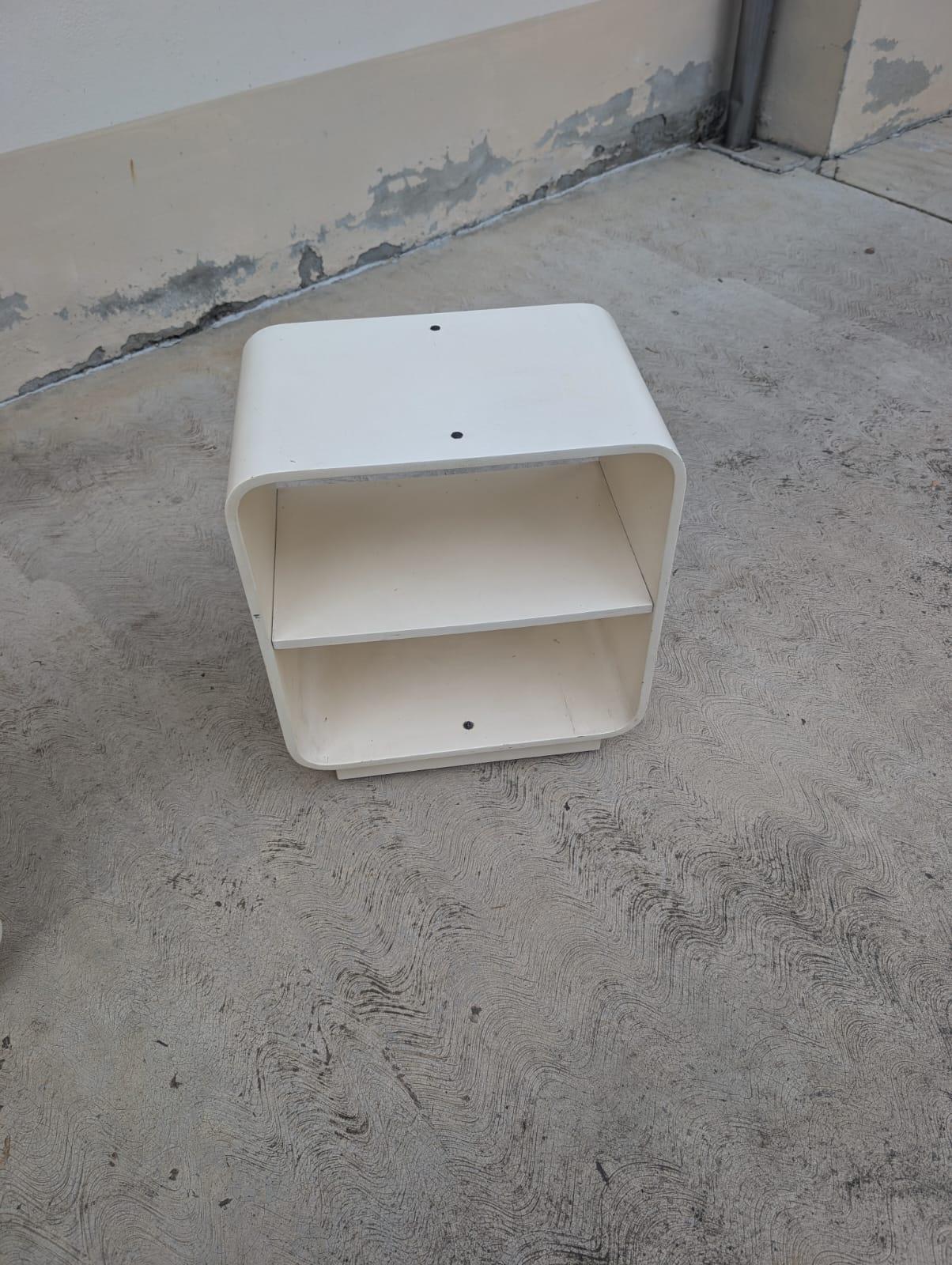 Voici ce superbe ensemble de deux tables de chevet créé par le légendaire architecte et designer italien Carlo de Carli au tournant des années 1960 et 1970. Ces pièces, fabriquées en bois laqué blanc, incarnent l'alliance parfaite de la forme et de