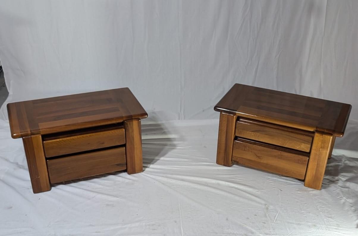 Dieses Set aus 2 Nachttischen aus Nussbaumholz wurde vom berühmten Architekten und Designer Mario Marenco entworfen und von der renommierten italienischen Möbelfirma Mobilgirgi in den 1970er Jahren hergestellt. Diese raffinierten Meisterwerke wirken