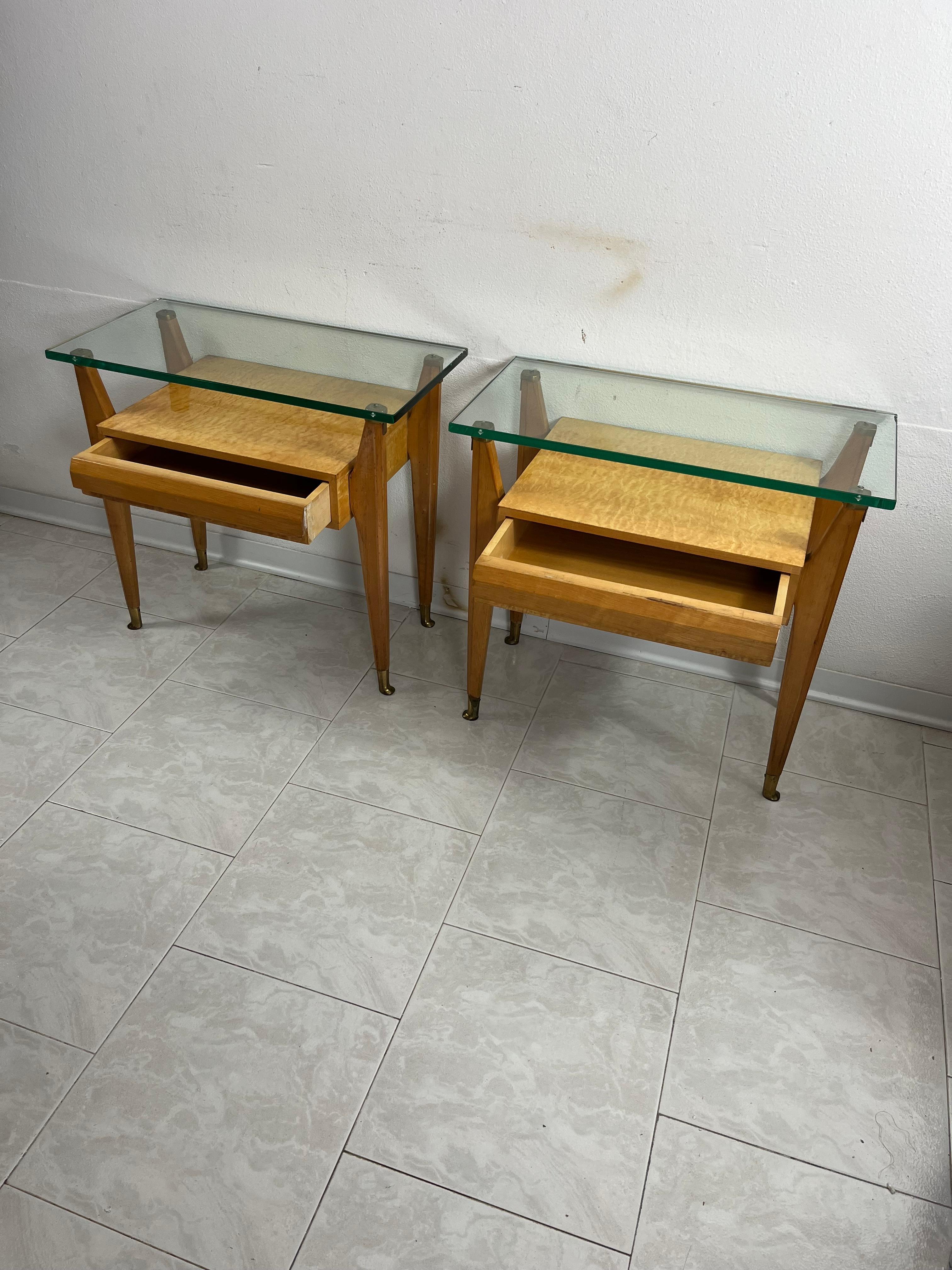 Ensemble de 2 tables de chevet G.I.C. C. Lissone attribué à Vittorio Dassi années 1950
En bois, détails en laiton et verre vert Nil.
Tiroir sur le devant.

Dans une autre annonce, la commode avec miroir.

Bon état, petits éclats sur le verre,