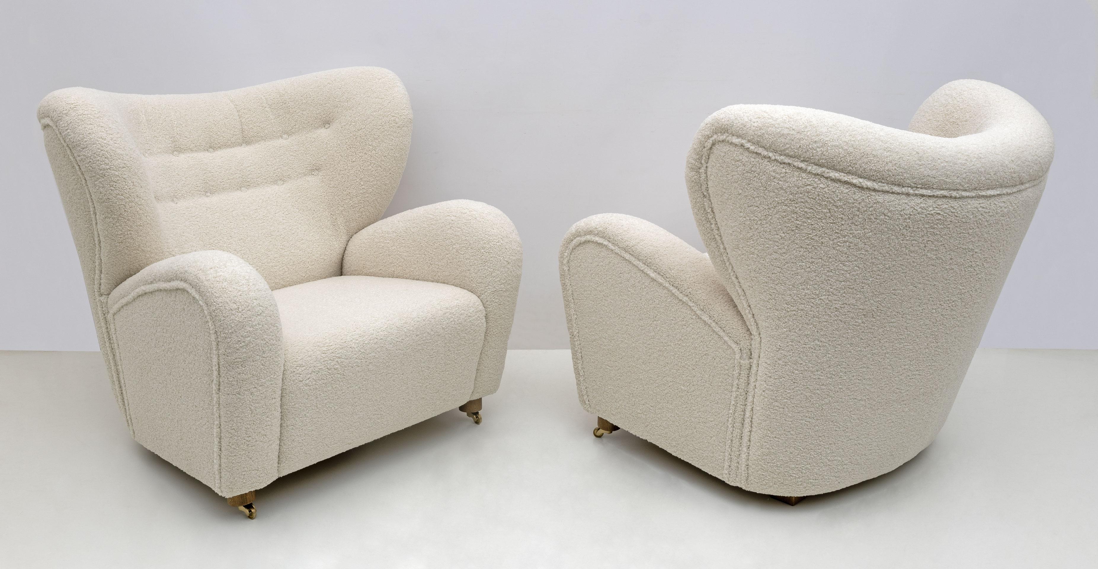 Set of 2 beige Sahco Zero The Tired Man lounge chairs by Lassen. Flemming Lassen designed the upholstered armchair The Stanco in 1935 for the Copenhagen cabinetmakers' guild competition. It is characterized by organic, bear-like shapes and caused a