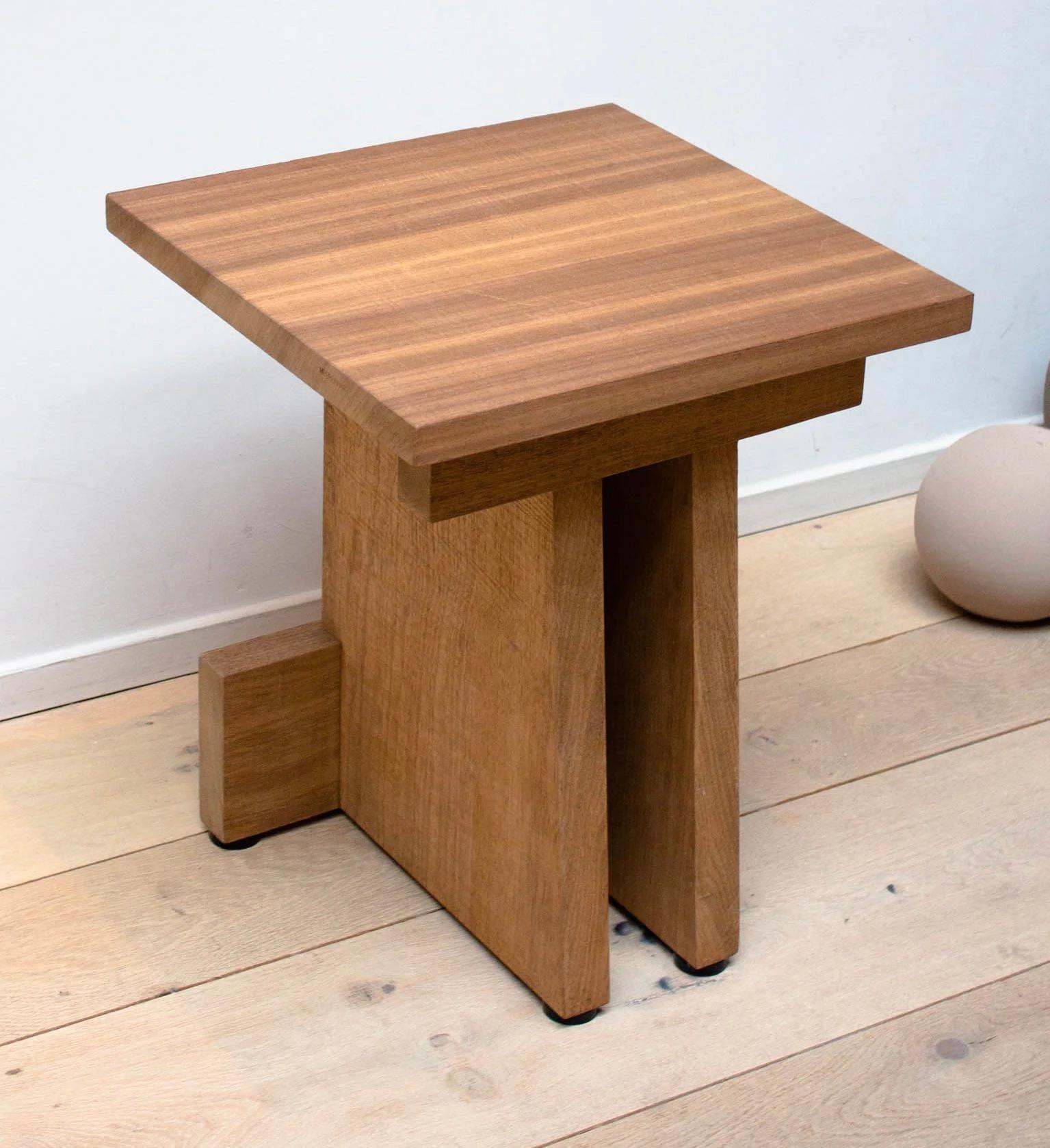 2er Set belgischer brutalistischer Hocker/Leuchter aus massivem Ayous-Holz (Belgisch) im Angebot