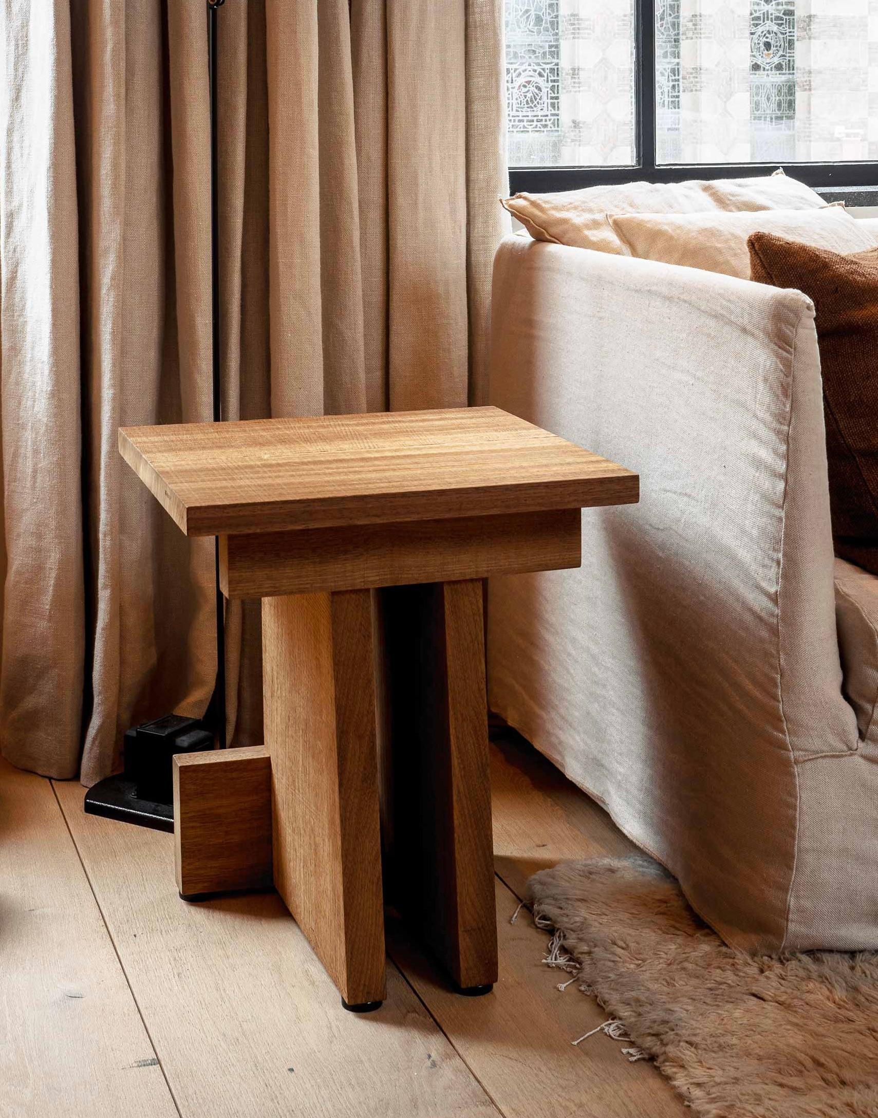 2er Set belgischer brutalistischer Hocker/Leuchter aus massivem Ayous-Holz im Angebot 2