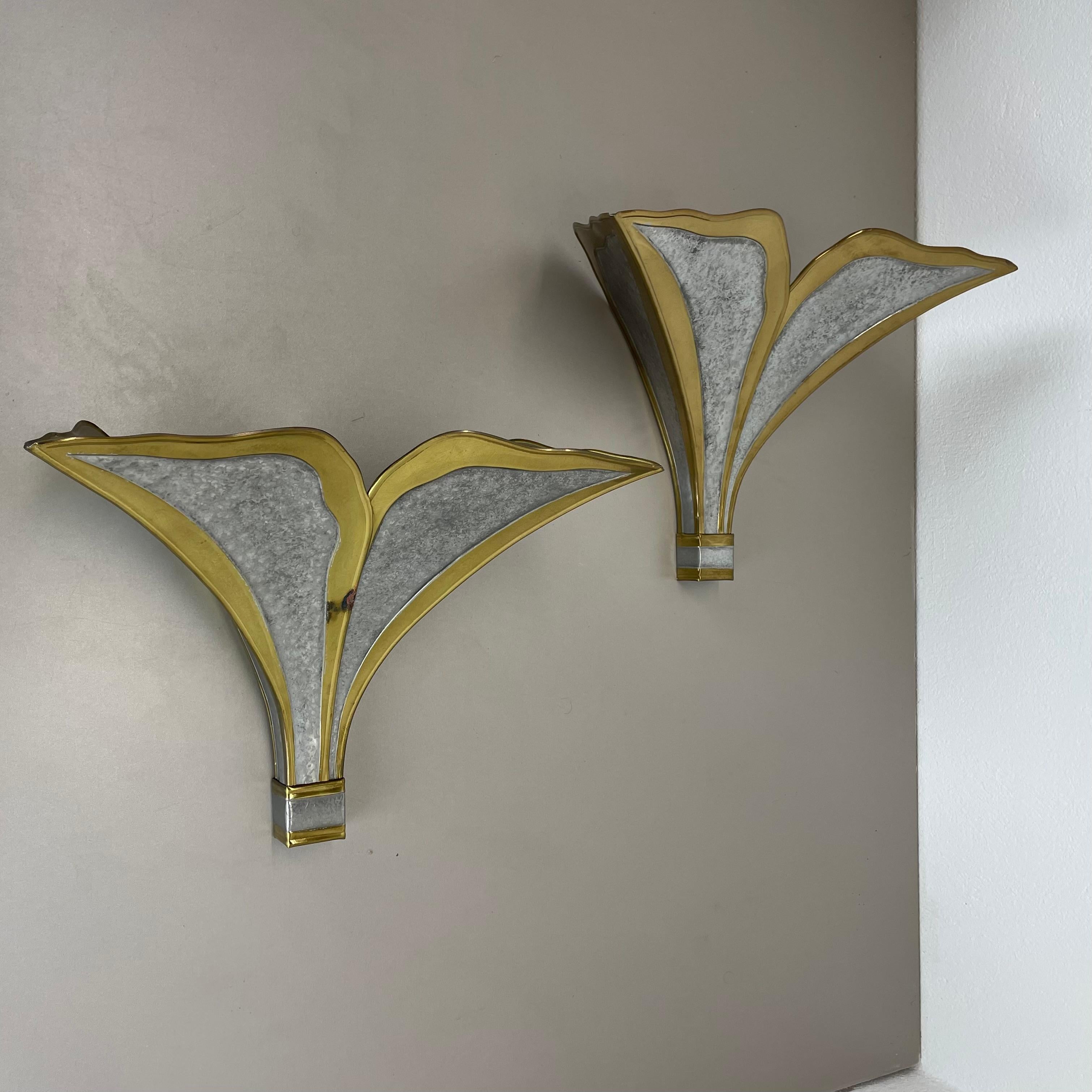 Artículo:

Aplique de pared, set de 2


Origen:

Henri Fernandez para Maison Honoré, FRANCIA.



La edad:

1970s



Este juego de luces modernista fue diseñado por Henri Fernandez para MAISON HONORE en Francia en la década de 1970. Está fabricada en