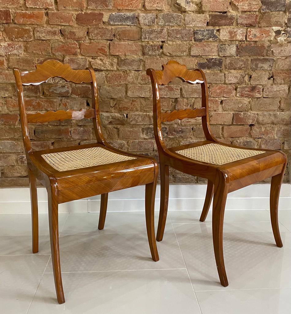 Zwei schöne Stühle im Biedermeier-Stil kommen aus Österreich, Anfang des 19. Jahrhunderts. Sie sind aus Kirschbaumholz gefertigt, während die Sitze aus einem charakteristischen Wiener Geflecht bestehen. Das Set ist nach einer kompletten Renovierung