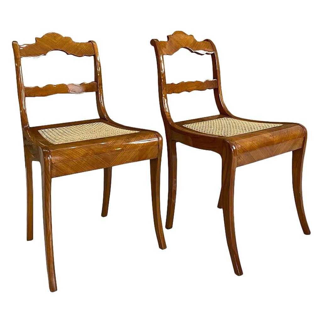 Satz von 2 Biedermeier-Schilfrohrstühlen aus Kirschbaumholz, Österreich, frühes 19. Jahrhundert im Angebot