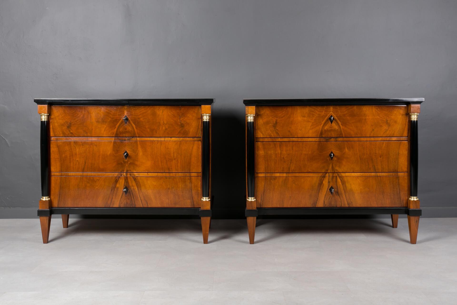 These 2 Biedermeier chests of drawers come from first half of 19th century, approximately 1830 - 1850. They were made in Germany. Veneered with beautiful walnut veneer. They have undergone a careful renovation process in our workshop and are in