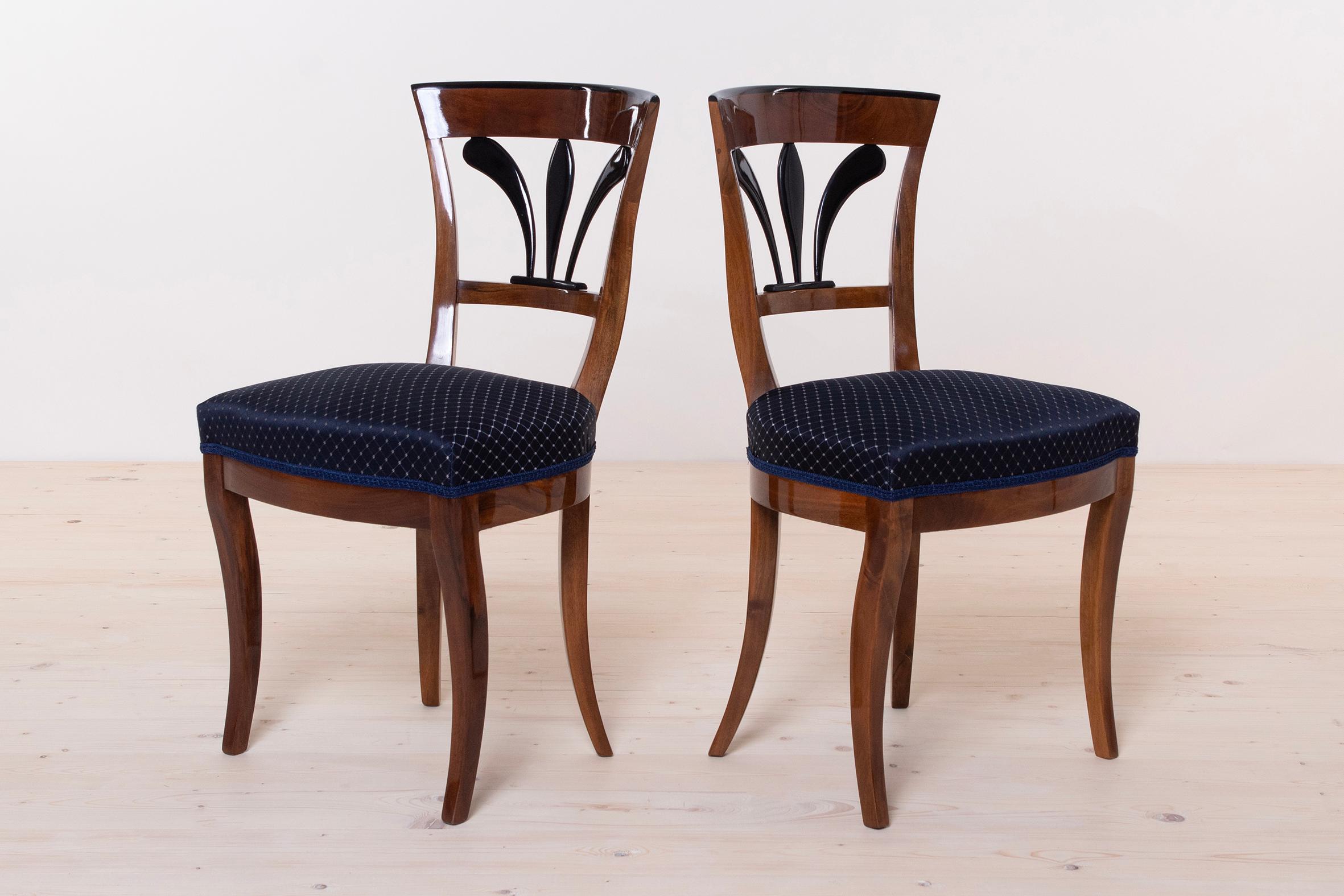 Dieses Set aus zwei Stühlen stammt aus Deutschland aus dem Biedermeier - 19. Jahrhundert. Die Stühle sind aus Walnussholz gefertigt. Das Set ist komplett renoviert. Alle Holzelemente wurden gereinigt und mit Schellackpolitur, die von Hand mit einem