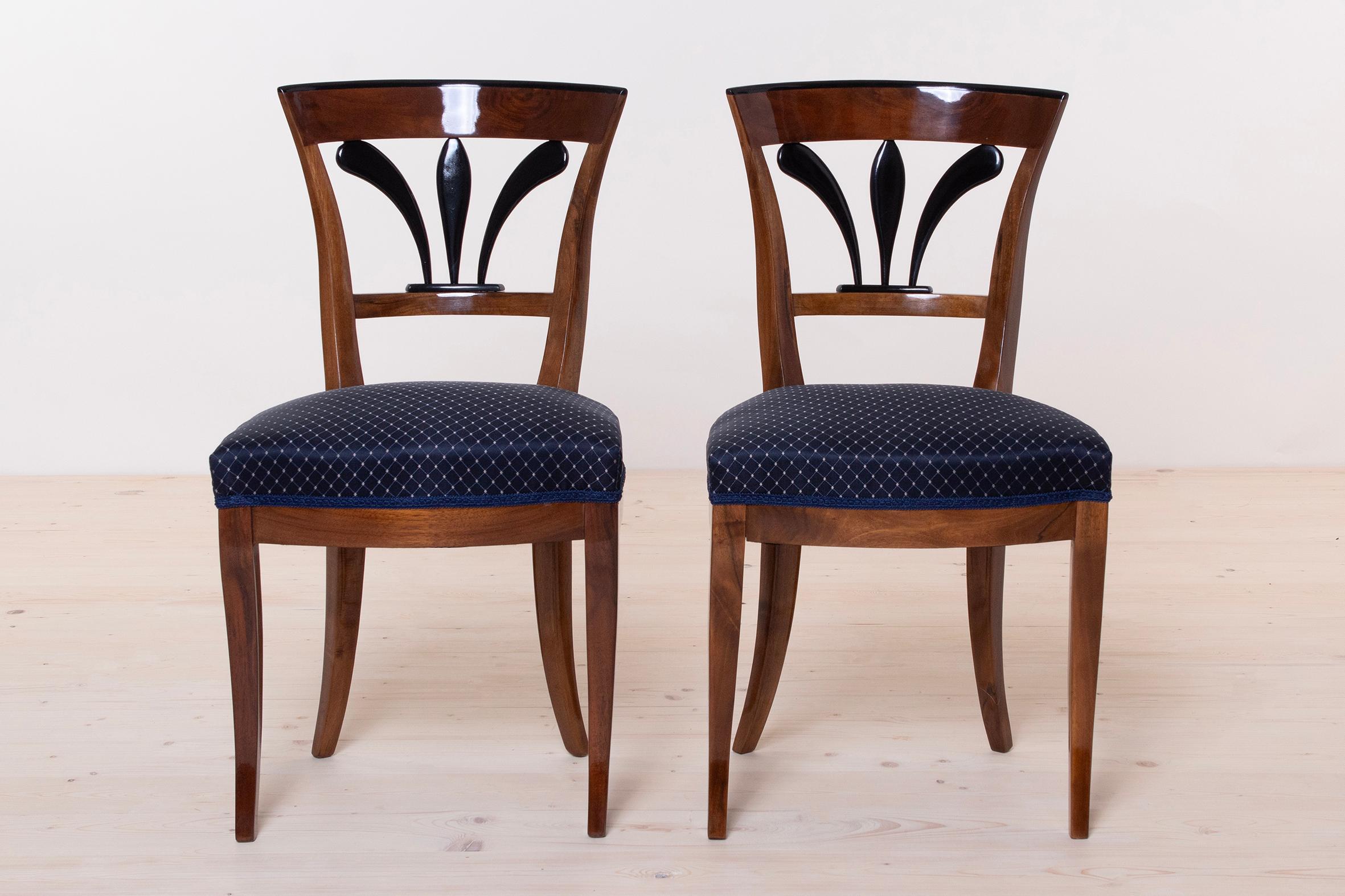 Polished Set of 2 Biedermeier Walnut Chairs, Germany, 19th Century For Sale