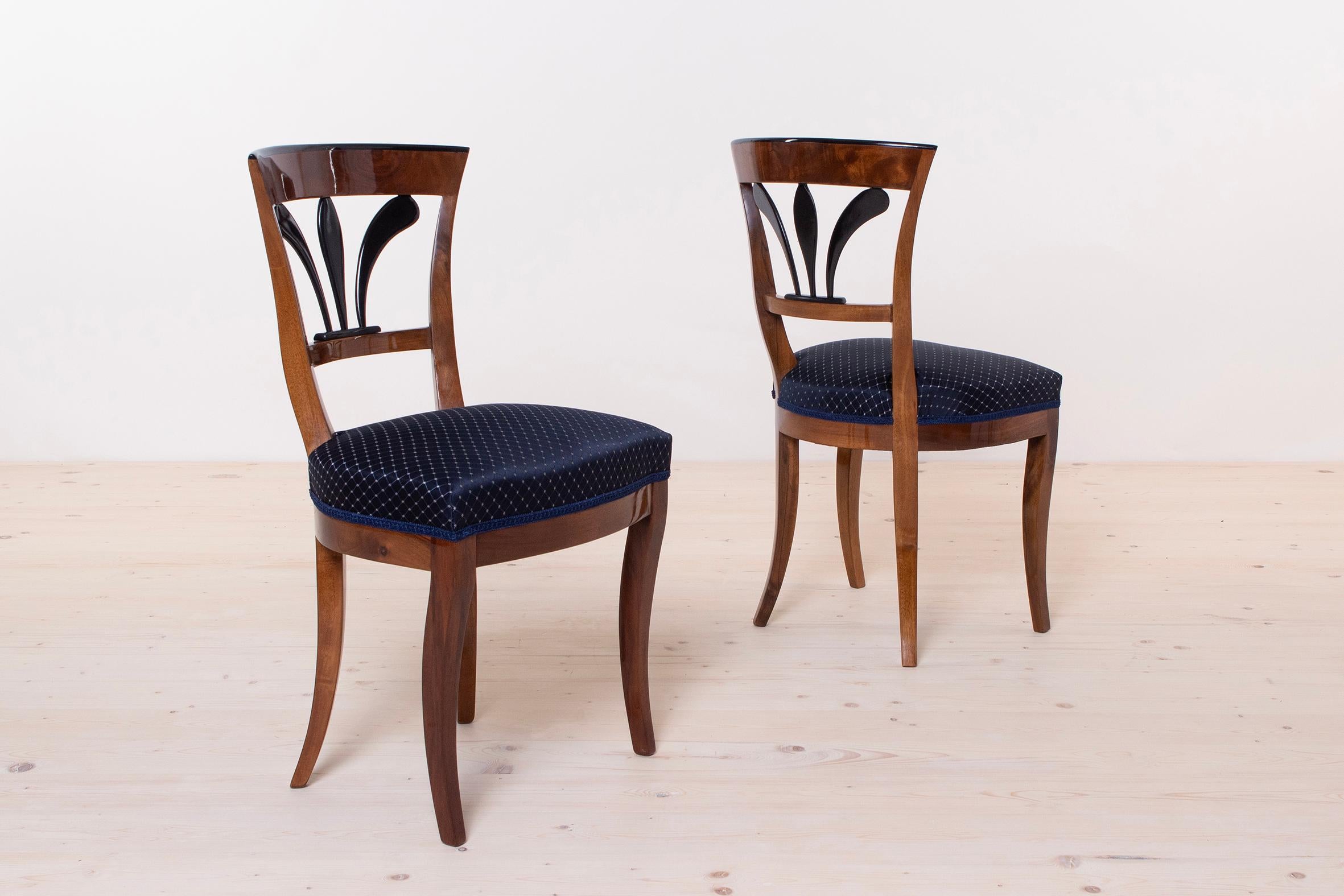 Set of 2 Biedermeier Walnut Chairs, Germany, 19th Century In Good Condition For Sale In Wrocław, Poland