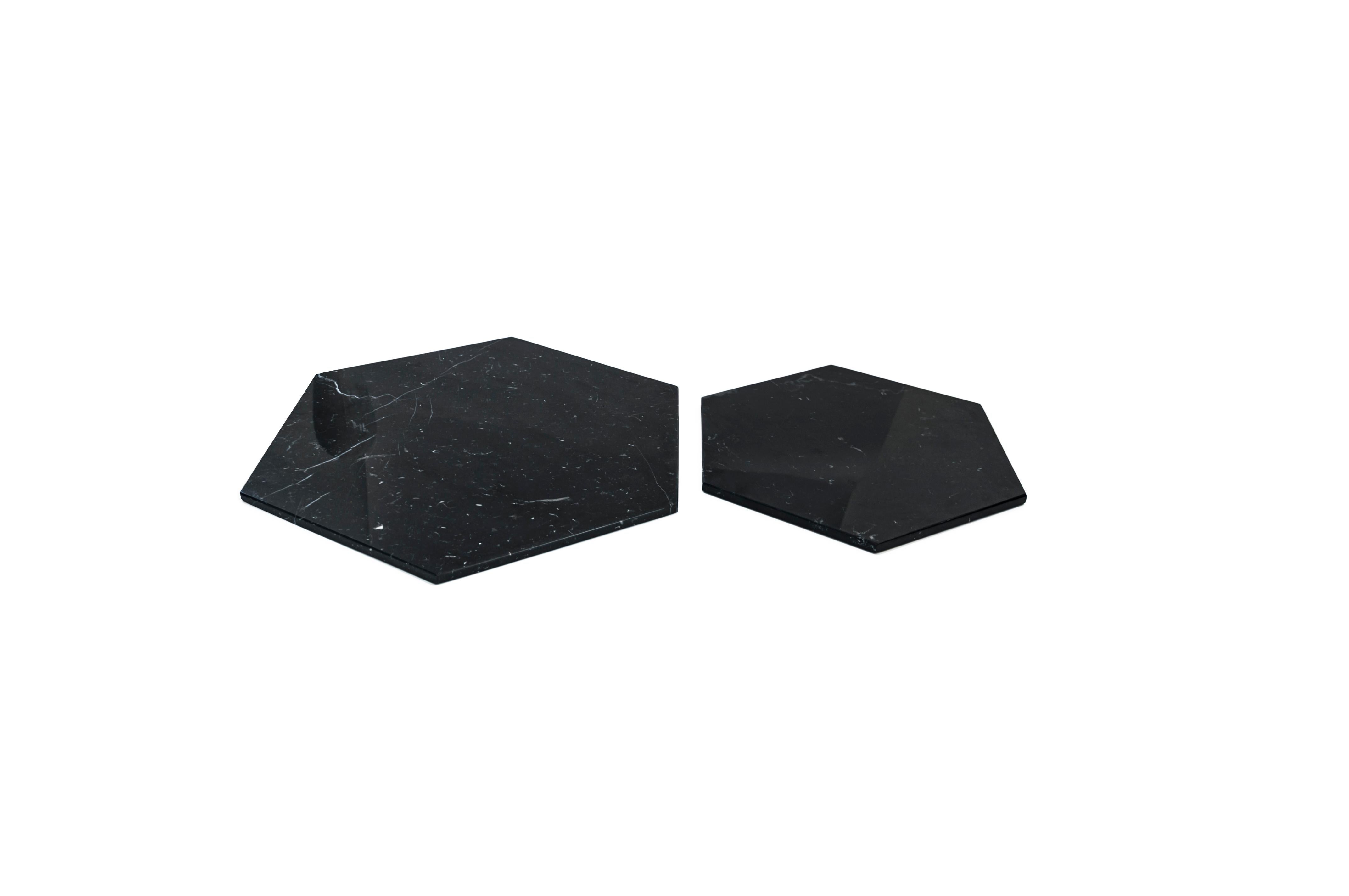 Juego de 2 Platos / Fuentes de Mármol Negro Marquina Hexagonales Hechos a Mano Hecho a mano en venta