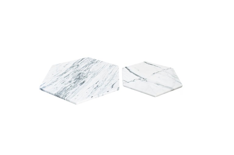 Set of 2 hexagonal white Carrara marble plates / serving dishes. 
Big plate diameter 40 cm, small plate diameter 30 cm.
Each piece is in a way unique (every marble block is different in veins and shades) and handmade by Italian artisans specialized