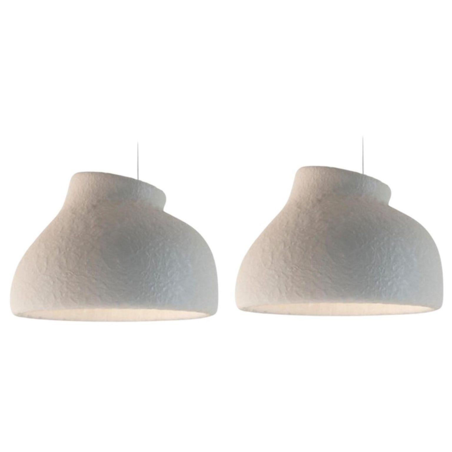 Set di 2 grandi lampade a sospensione di Faina
Design: Victoriya Yakusha
Materiali: Una miscela di acciaio riciclato, gomma di lino, trucioli di legno, cellulosa e argilla con copertura in biopolimero.
Dimensioni: D 100 x H 72 cm
Disponibile in