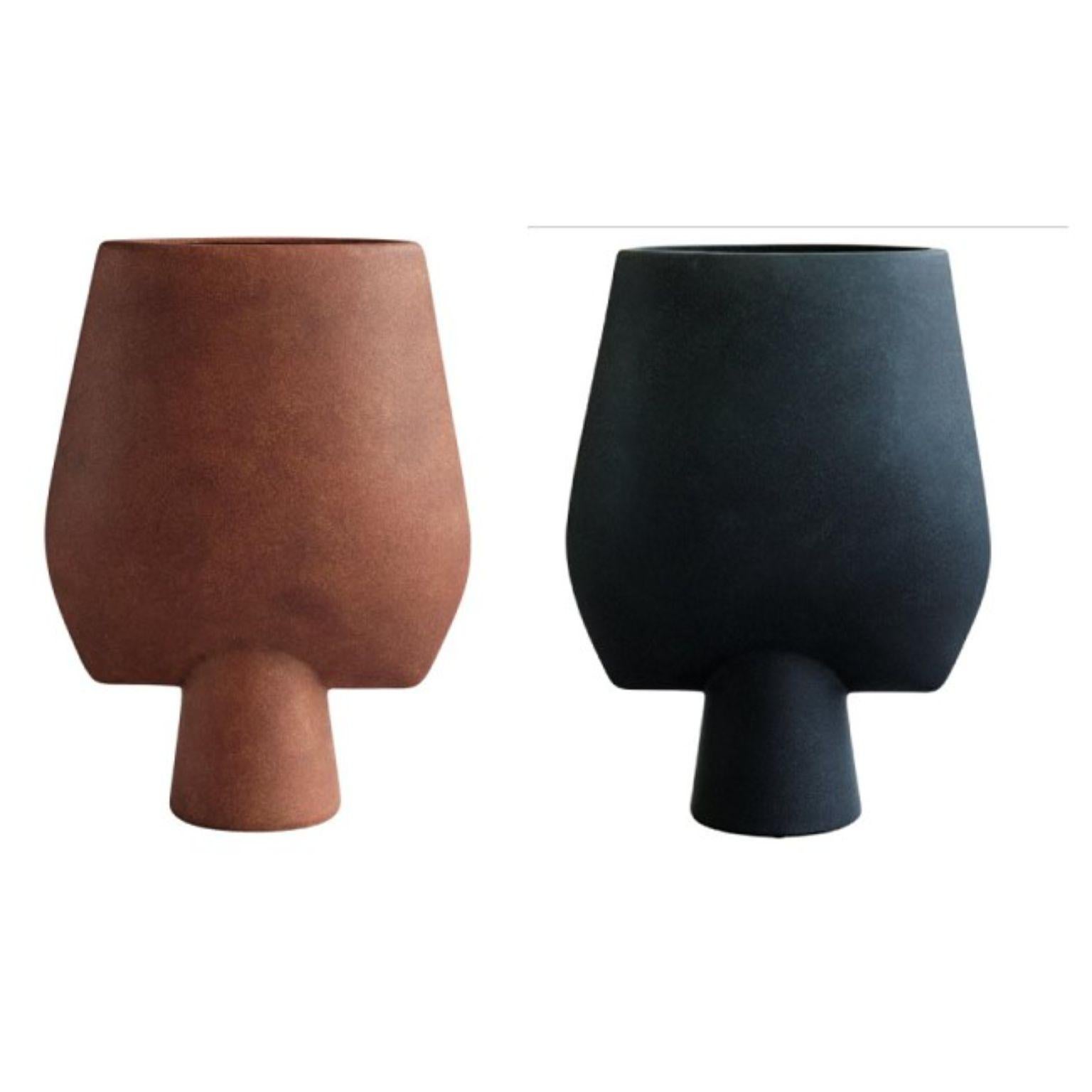Set of 2 Big Sphere Vases Square by 101 Copenhagen.
Designed by Kristian Sofus Hansen & Tommy Hyldahl.
Dimensions: L33 / W16 / H43 cm.
Materials: Ceramic

The Sphere collection celebrates unique silhouettes and textures that makes an impact