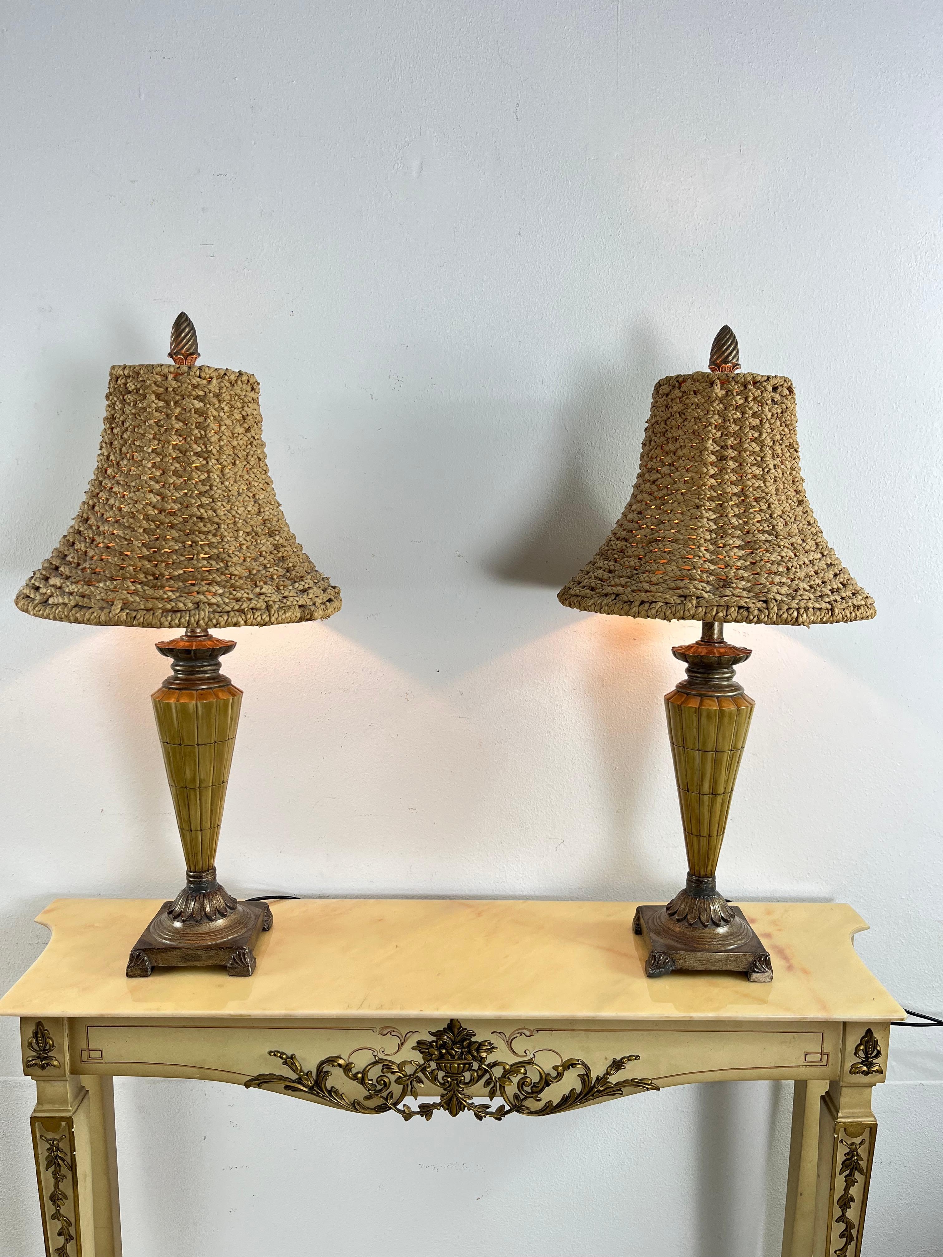 2er-Set Vintage Rattan-Tischlampen im Stil von Luciano Frigerio, 1980er Jahre
Guter Zustand, geringe Alterungsspuren.
E27-Lampen.
Höhe 76 cm, Durchmesser der Rattan-Lampenschirme 36 cm.

Wir garantieren einen sofortigen Versand mit angemessener