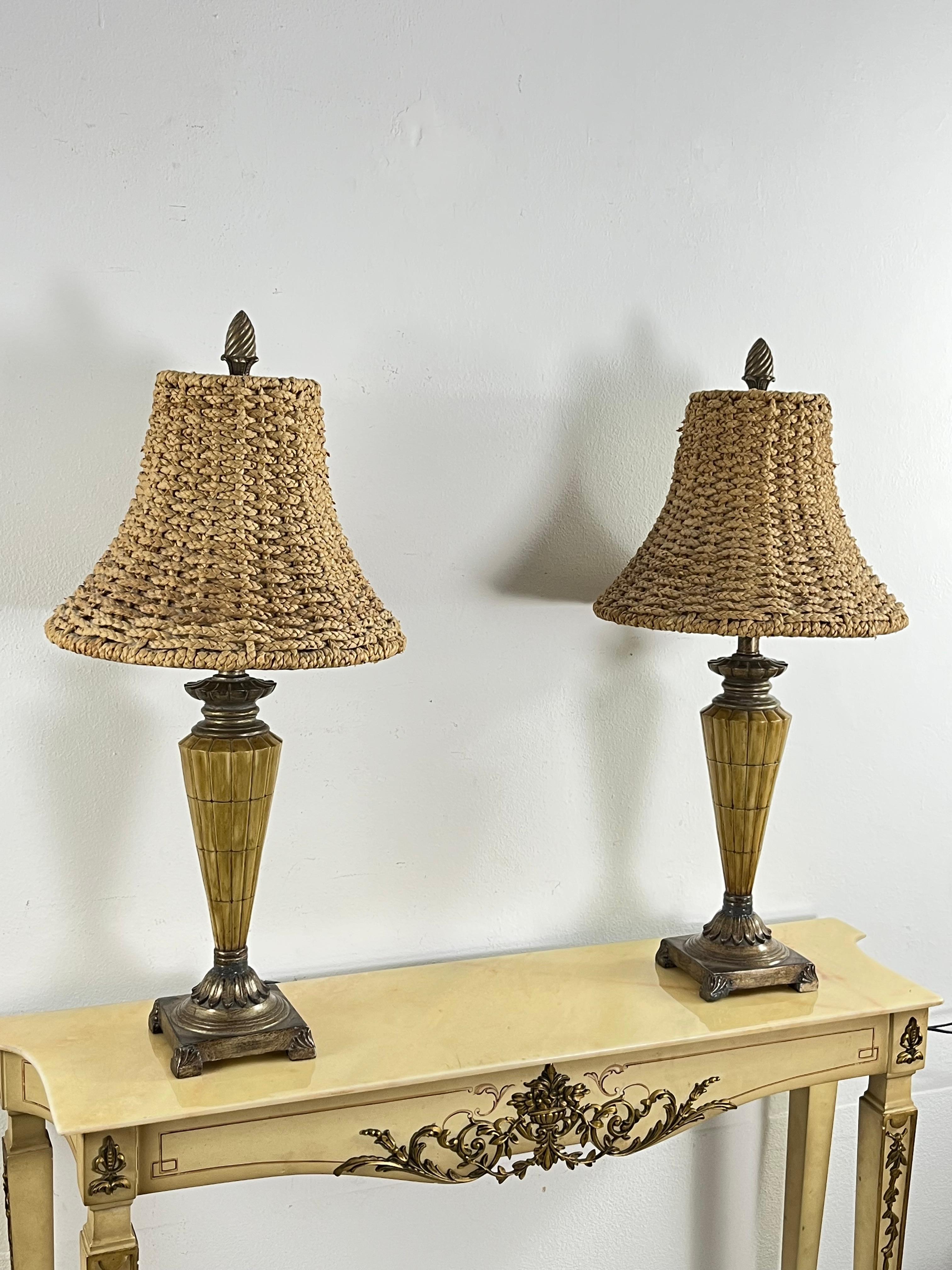 Set aus 2 großen Vintage-Rattan-Tischlampen im Stil von Luciano Frigerio, 1980er Jahre (Ende des 20. Jahrhunderts) im Angebot