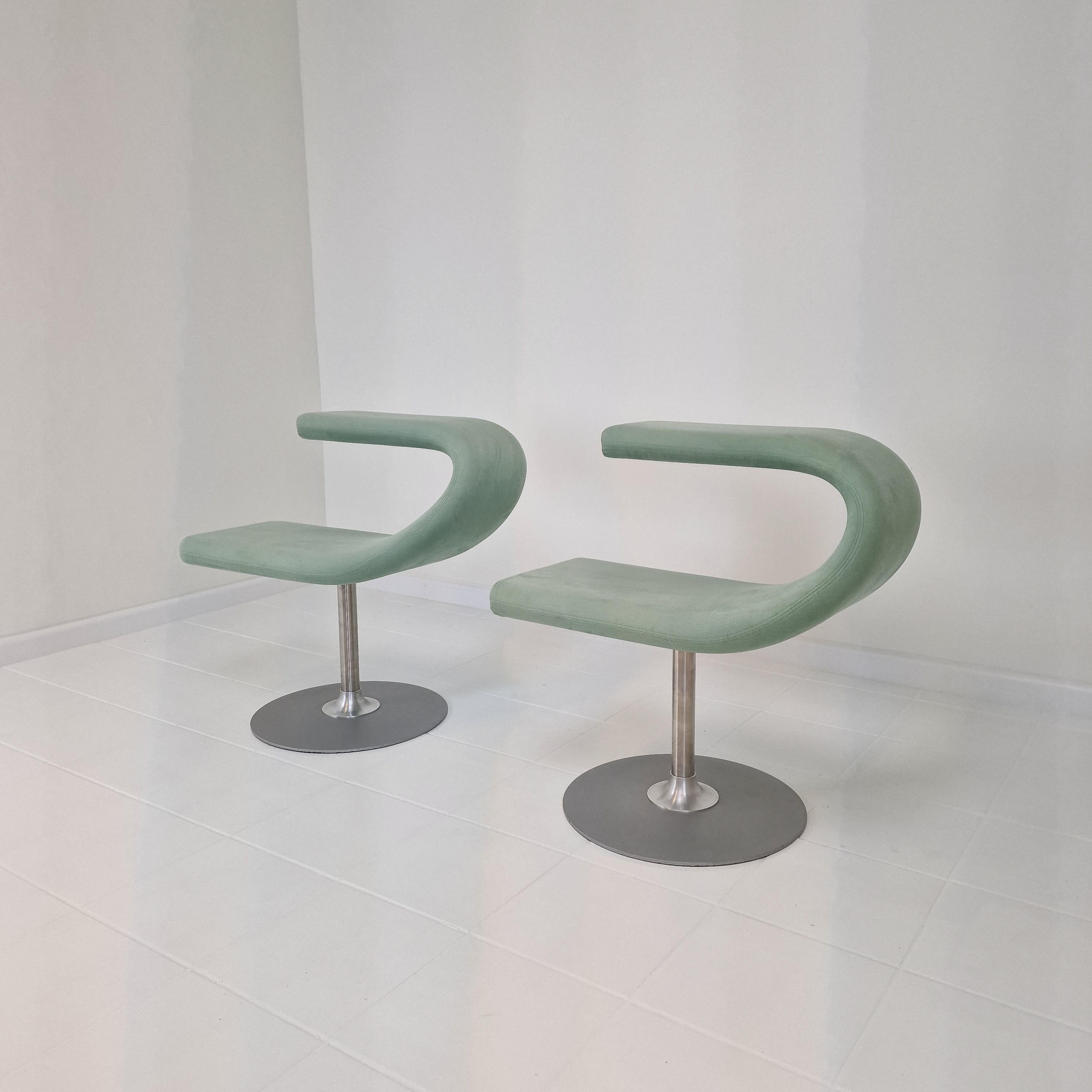 Mid-Century Modern Ensemble de 2 chaises pivotantes Bla Station Innovation C de Fredrik Mattson, Suède en vente