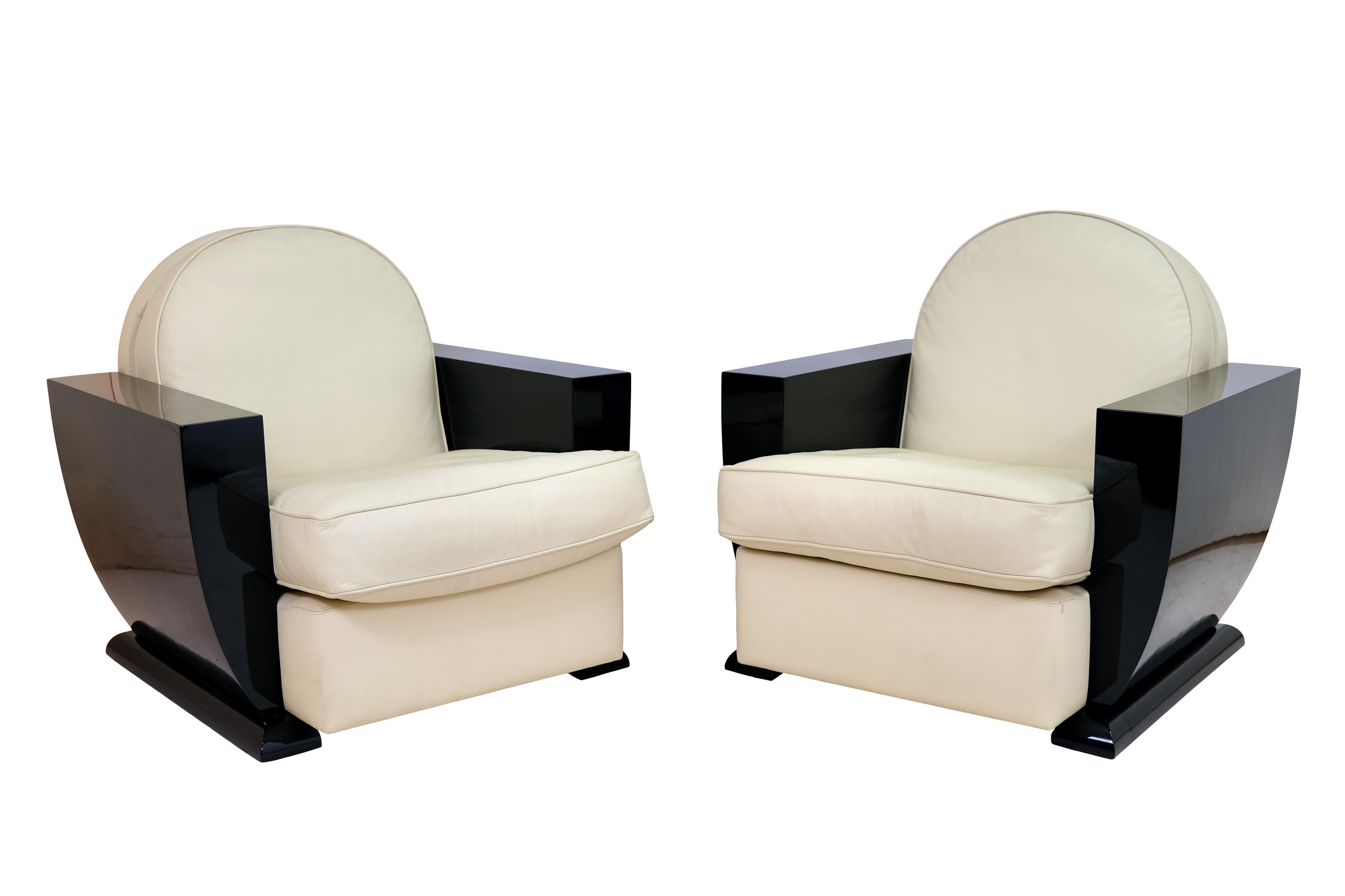 Pair of club chairs
piano lacquer, black high gloss
upholstery in beige leather

Original Art Deco, France 1930s

Dimensions:
Width: 84 cm
height: 80 cm
depth: 100 cm
Seat height: 40 cm