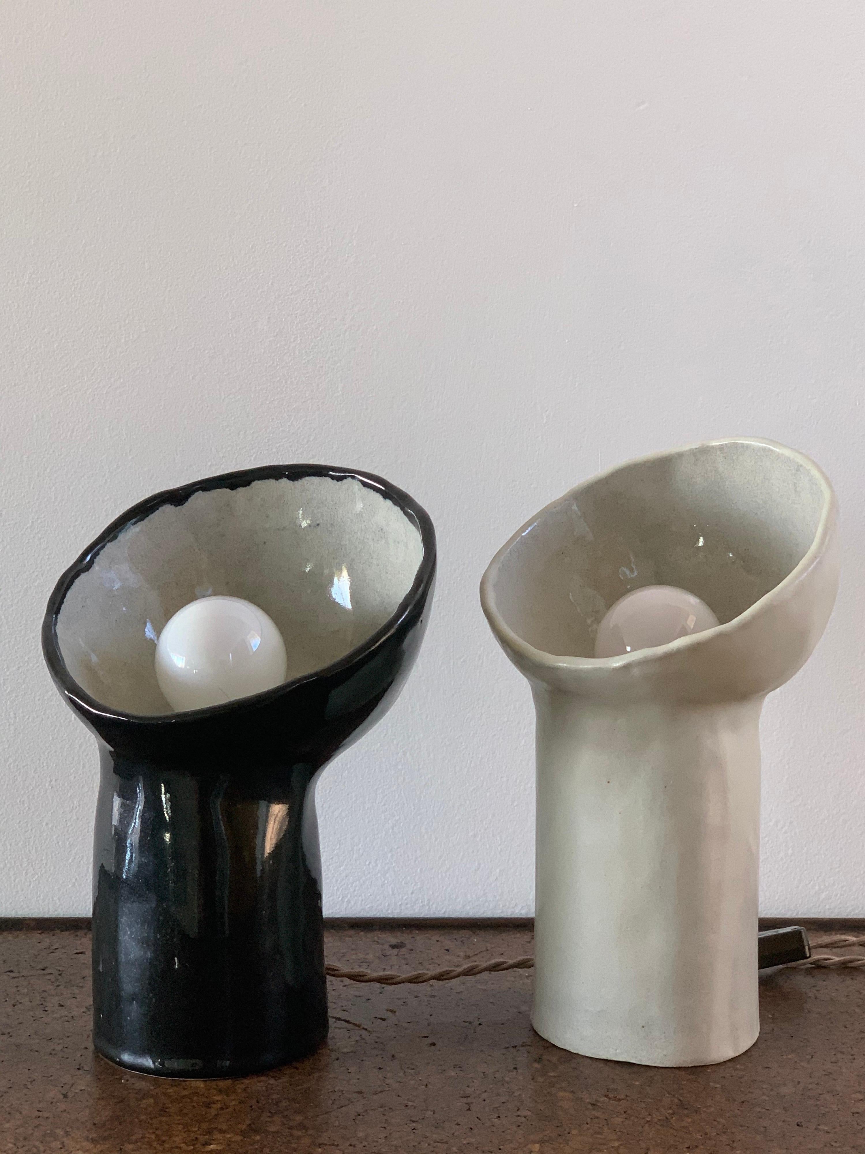 Ceramica Set di 2 lampade Cyclope bianche e nere in vendita