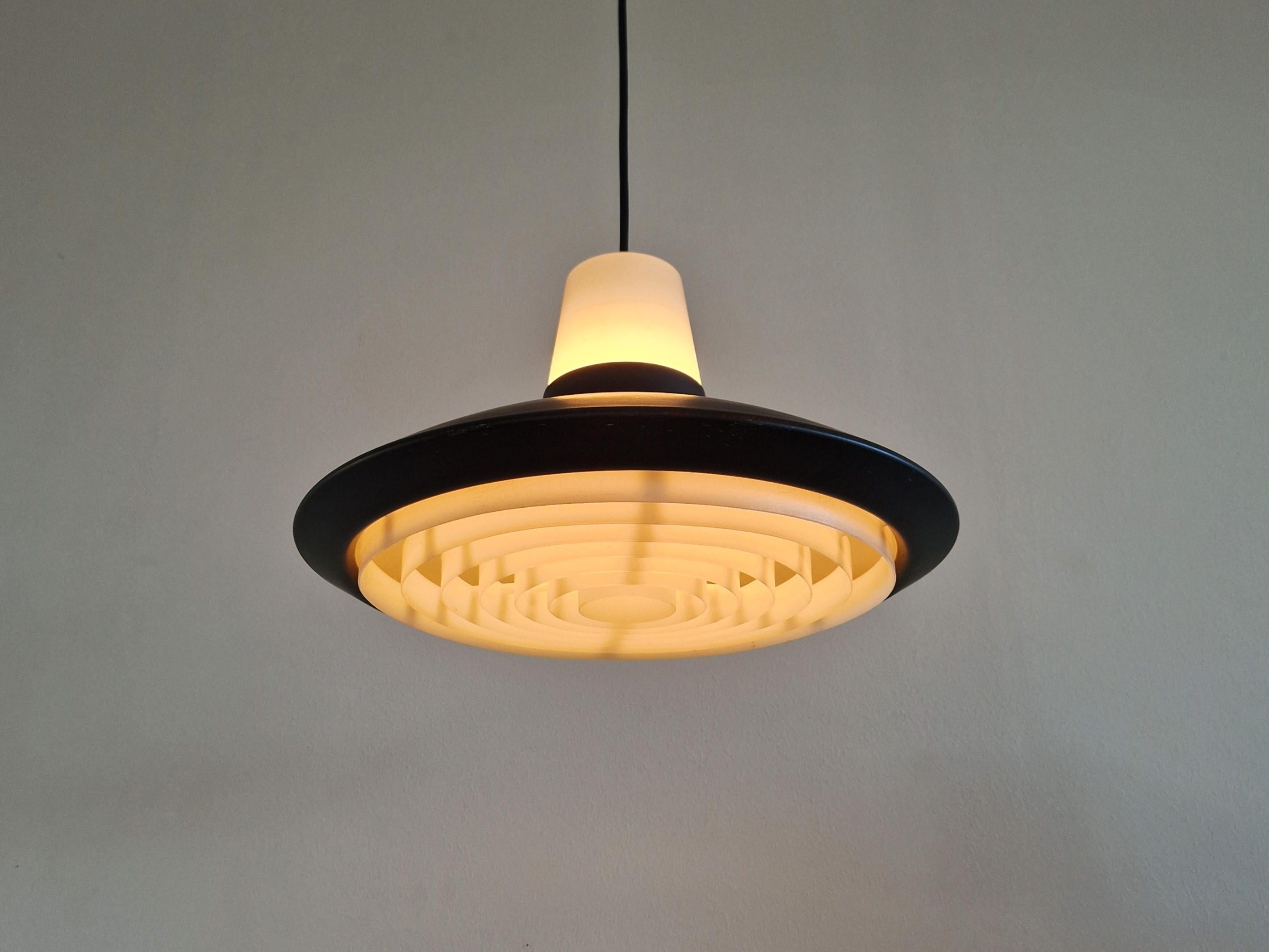 Mid-Century moderno Set di 2 lampade a sospensione in bianco e nero per Nordisk Solar, Danimarca anni '60 in vendita