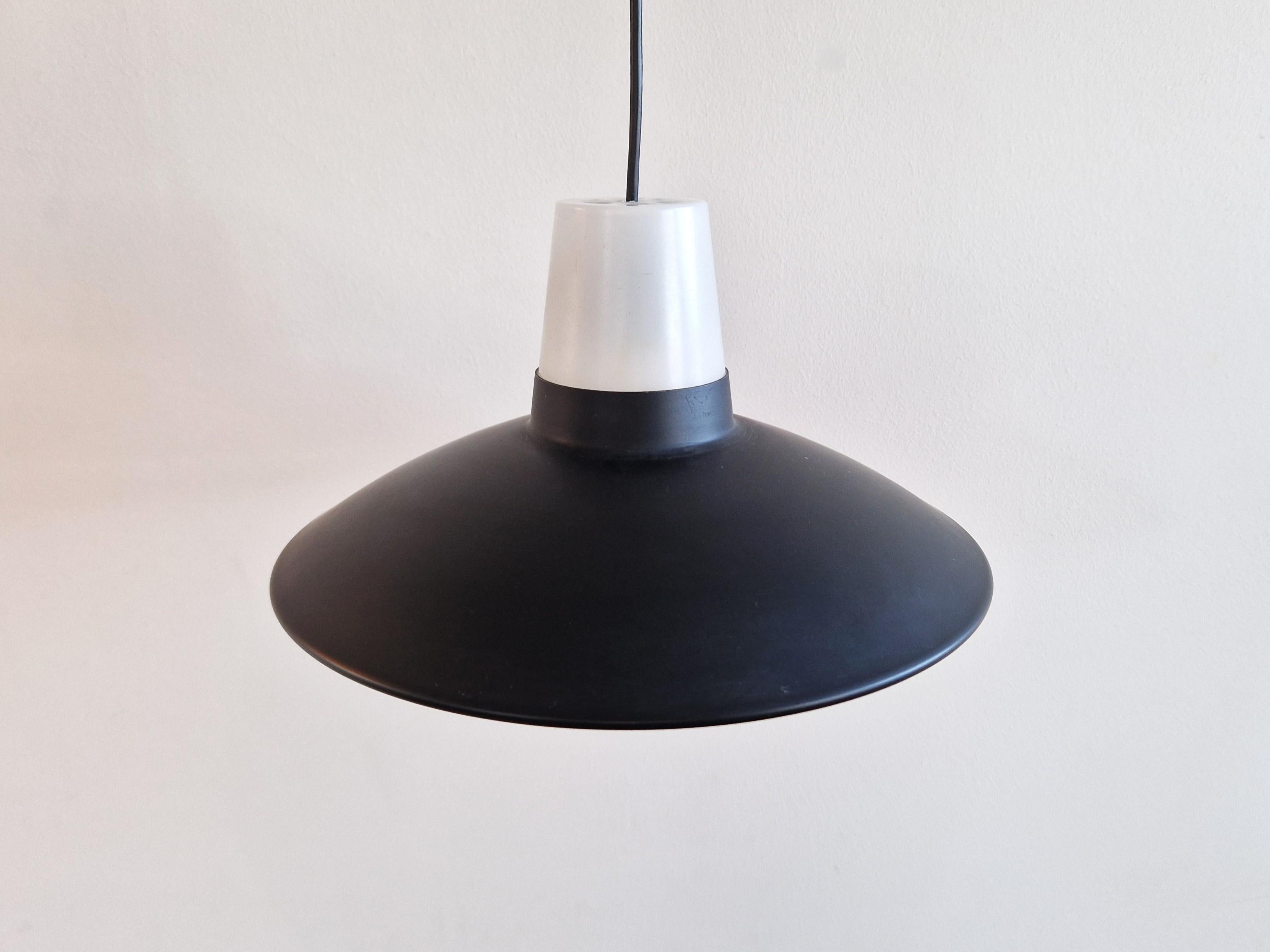 Danese Set di 2 lampade a sospensione in bianco e nero per Nordisk Solar, Danimarca anni '60 in vendita