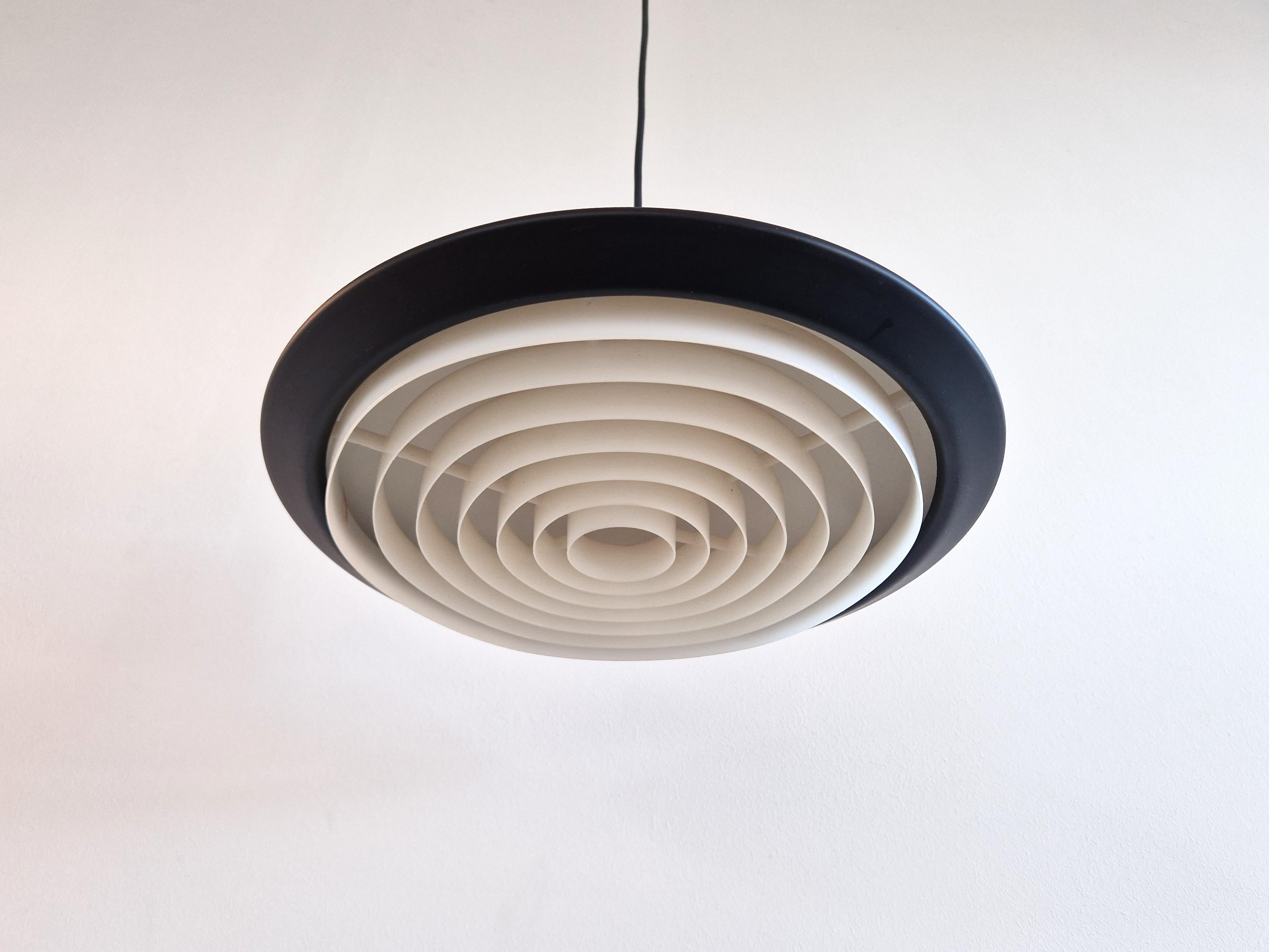 Laccato Set di 2 lampade a sospensione in bianco e nero per Nordisk Solar, Danimarca anni '60 in vendita