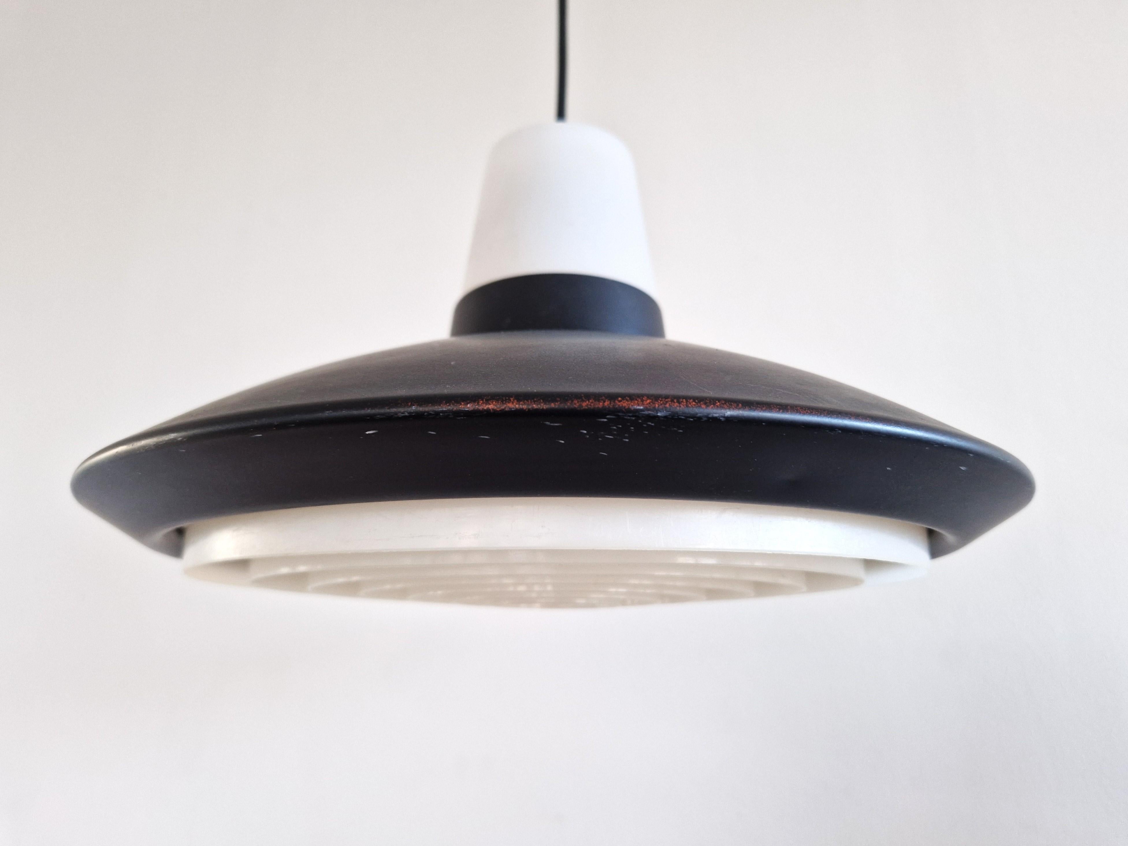 Set di 2 lampade a sospensione in bianco e nero per Nordisk Solar, Danimarca anni '60 In condizioni buone in vendita a Steenwijk, NL